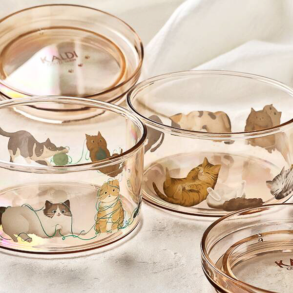 毛糸とじゃれたりくつろいだり、いろいろなネコたちがデザインされている