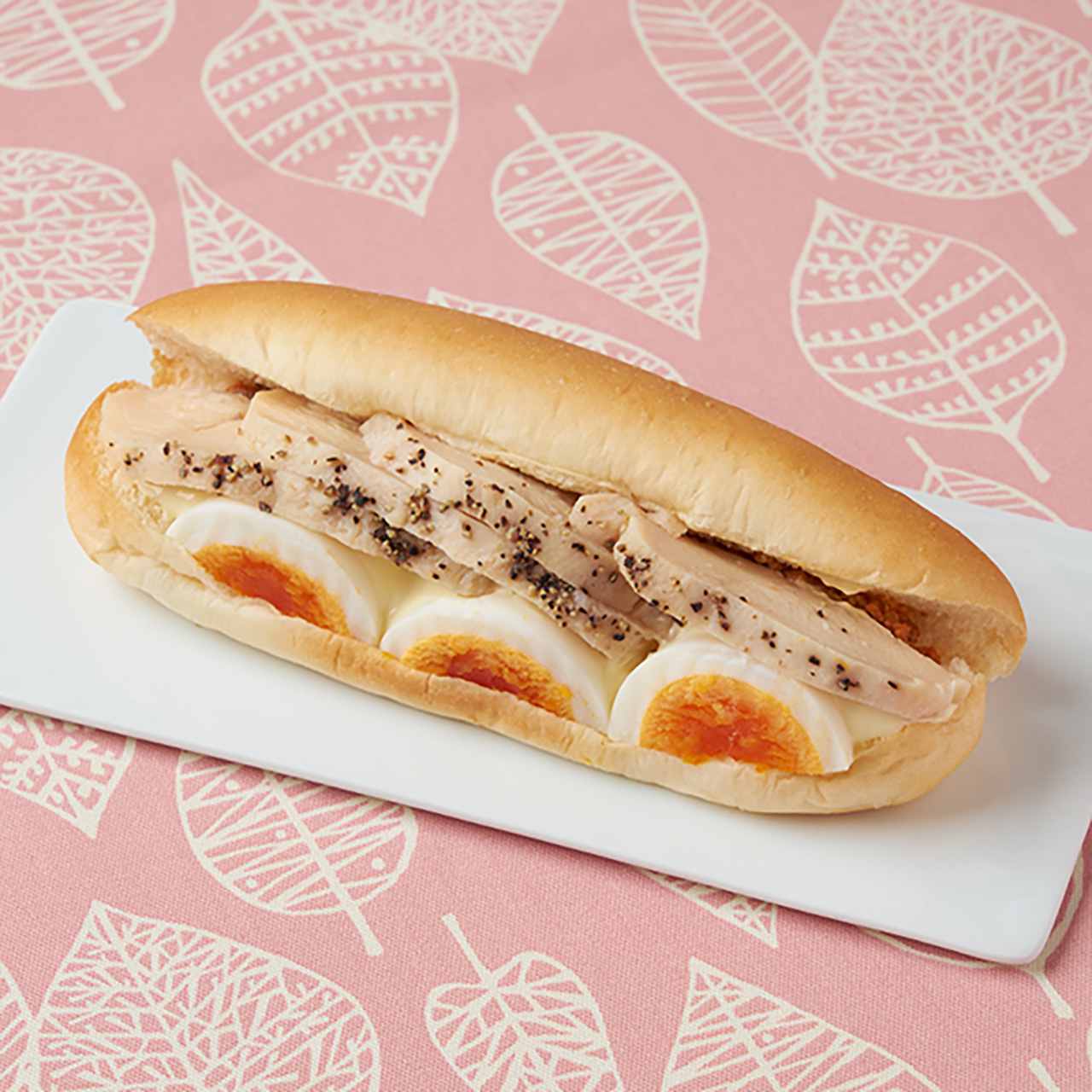 たんぱく質が摂れる！サラダチキンロール（430円）