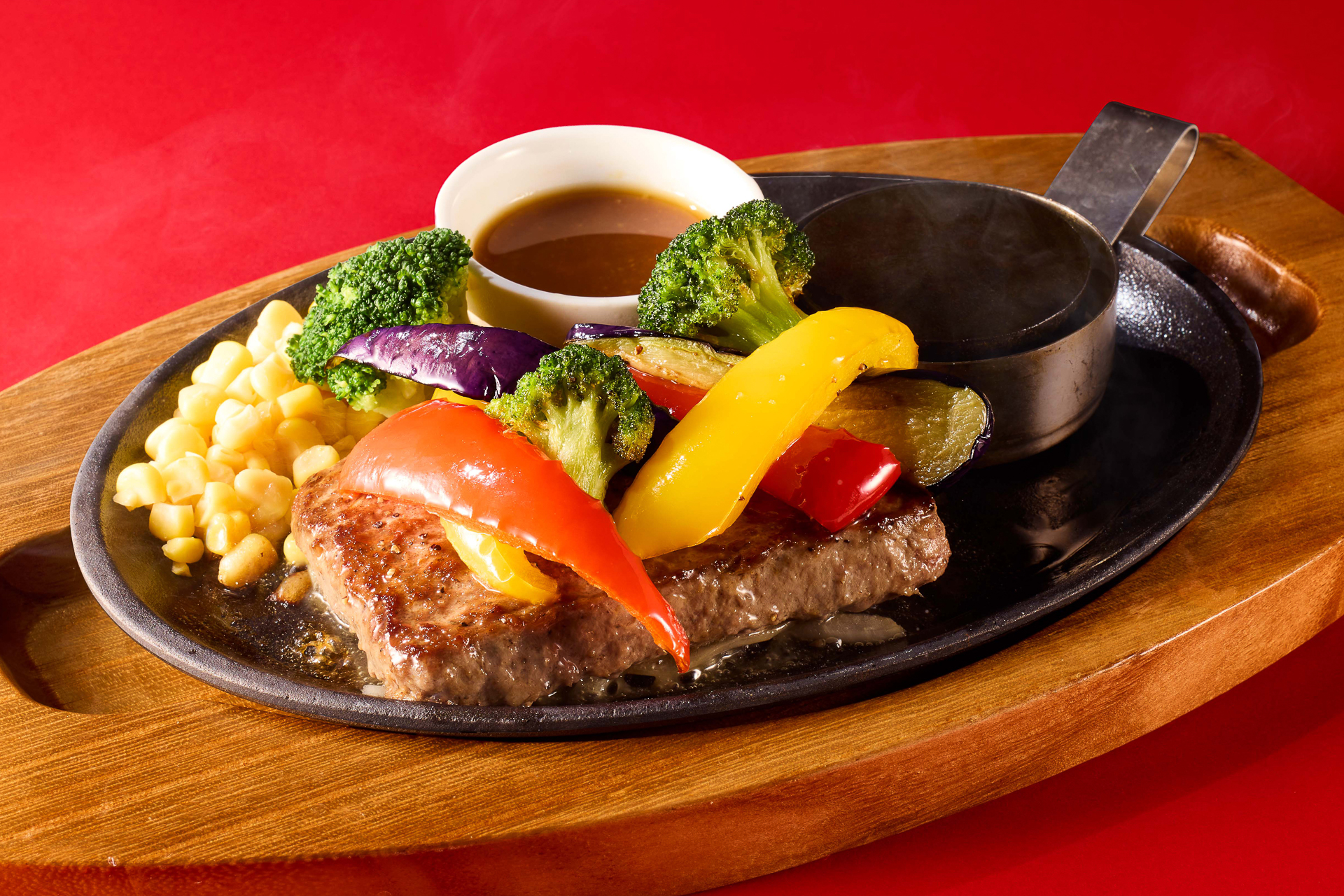 「ビーフハンバーグステーキ 夏野菜」（1309円）
