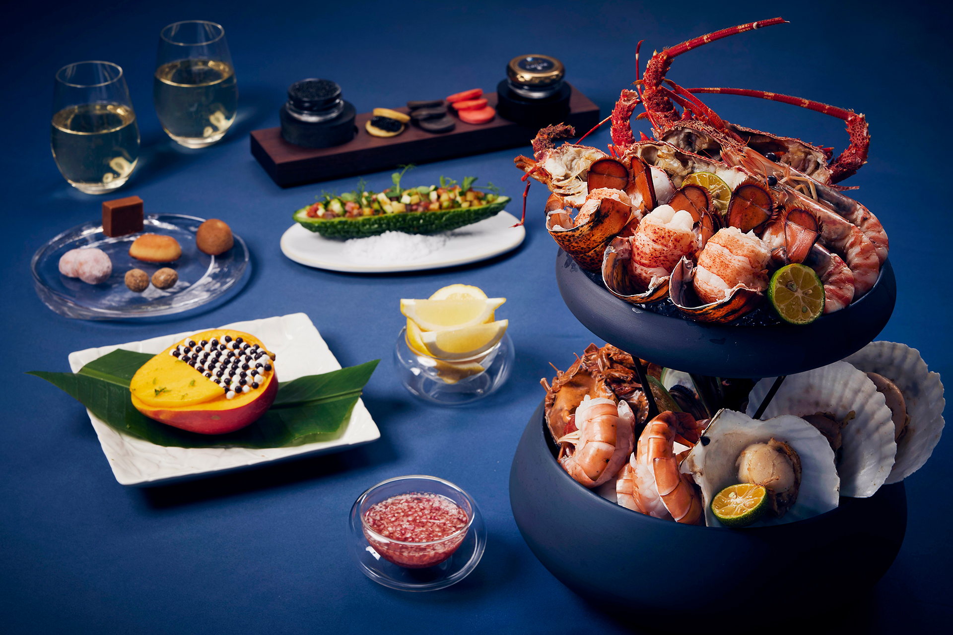 シーフードプラッターをメインに、旬の素材を使用した料理が並ぶ