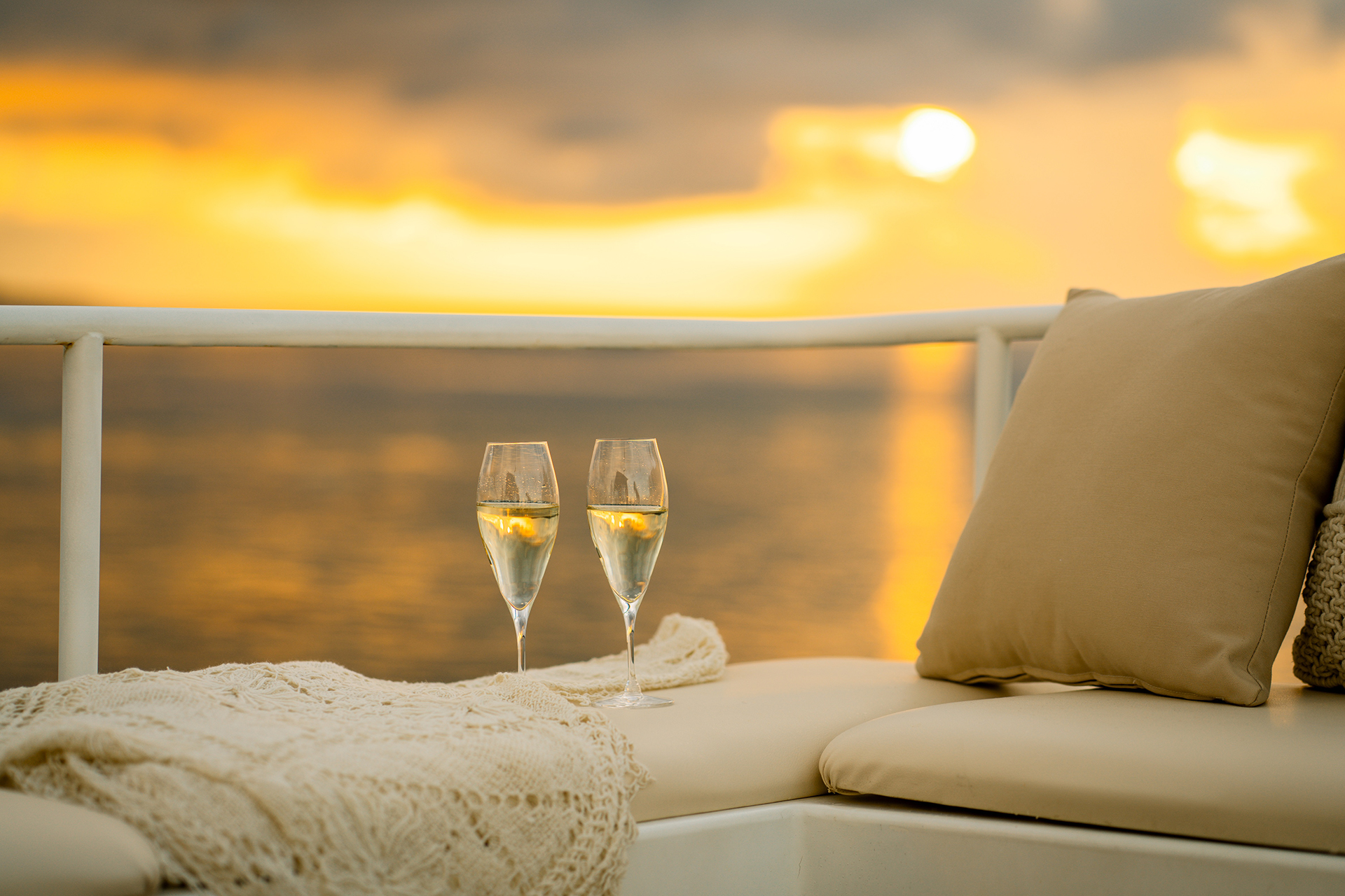 沈みゆく美しいサンセットを眺めながらシャンパーニュを楽しむ