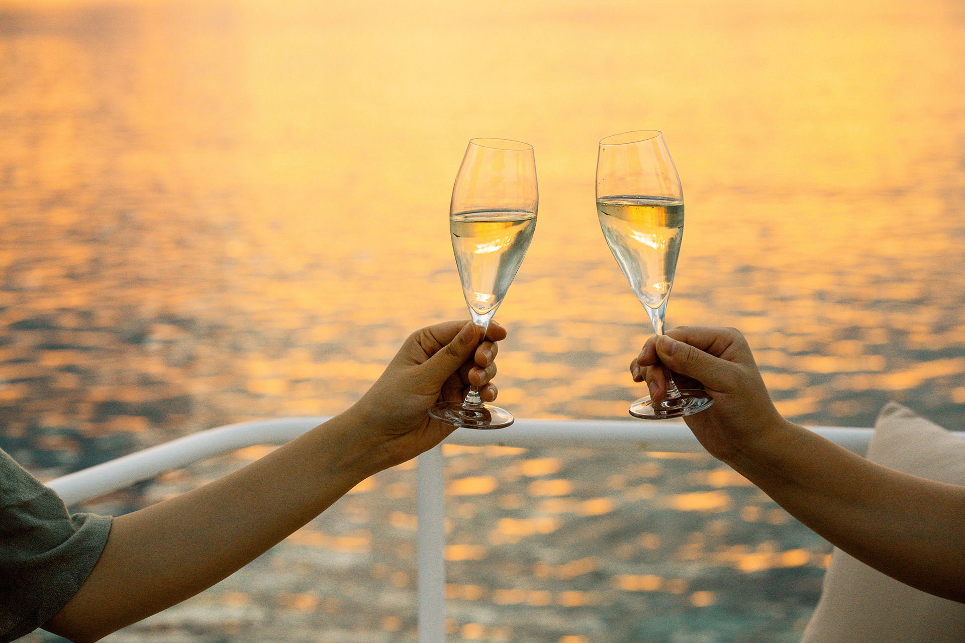 沈みゆく美しいサンセットを眺めながらシャンパーニュを楽しむ
