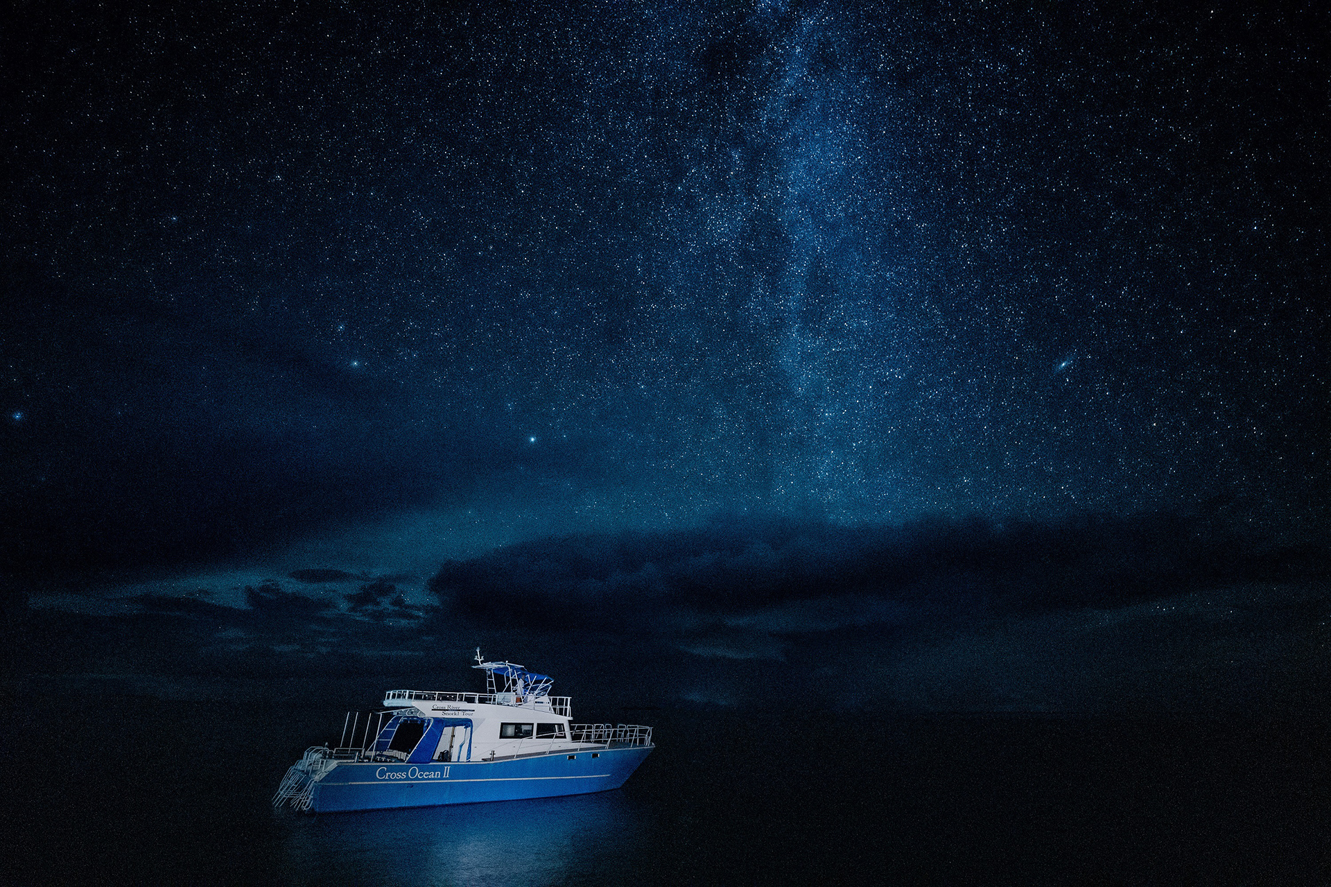 プライベートな空間のクルーズ船で、星々が輝く天の川を堪能する