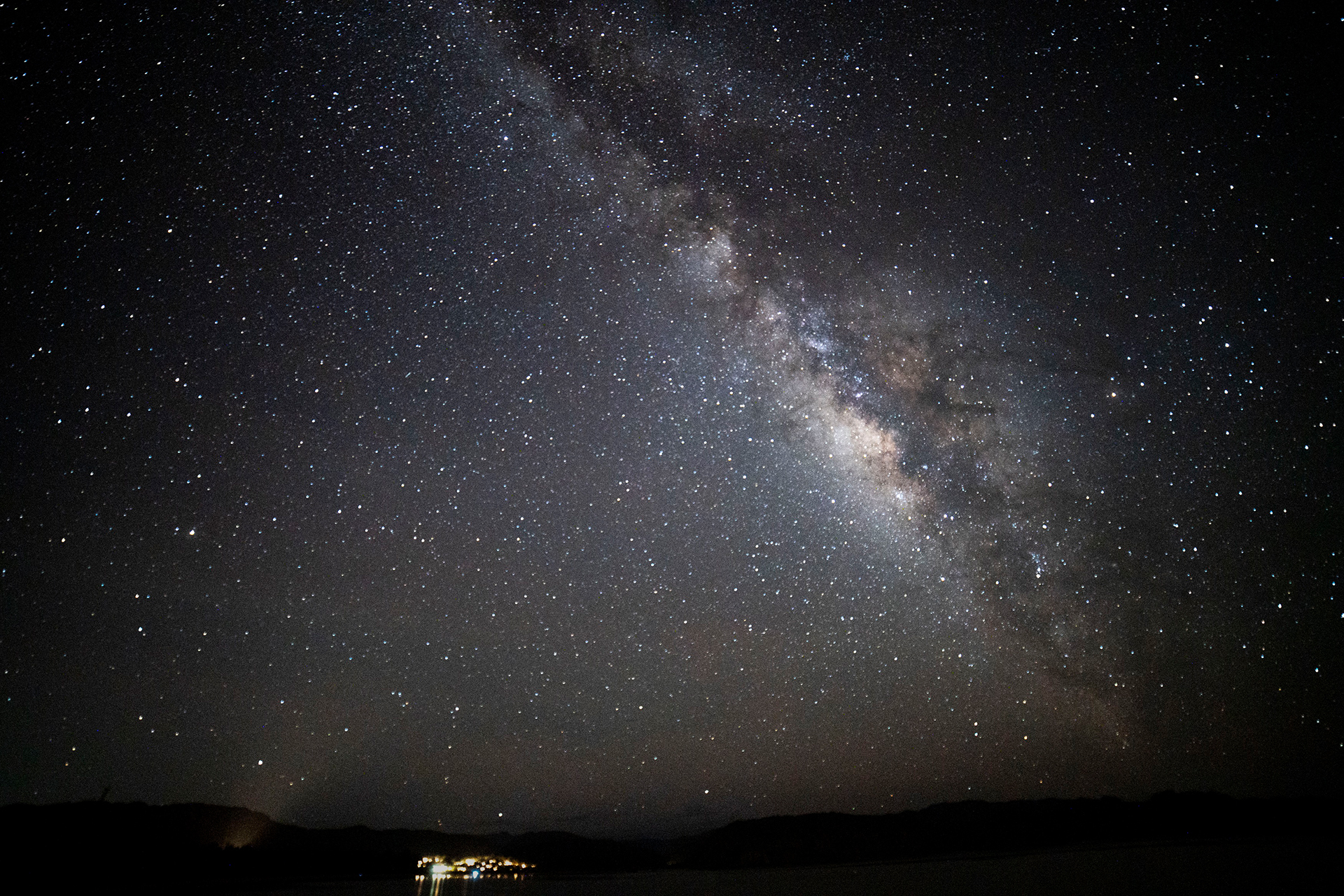 プライベートな空間のクルーズ船で、星々が輝く天の川を堪能する