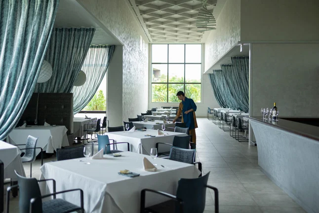 豊かな海を感じるダイニング