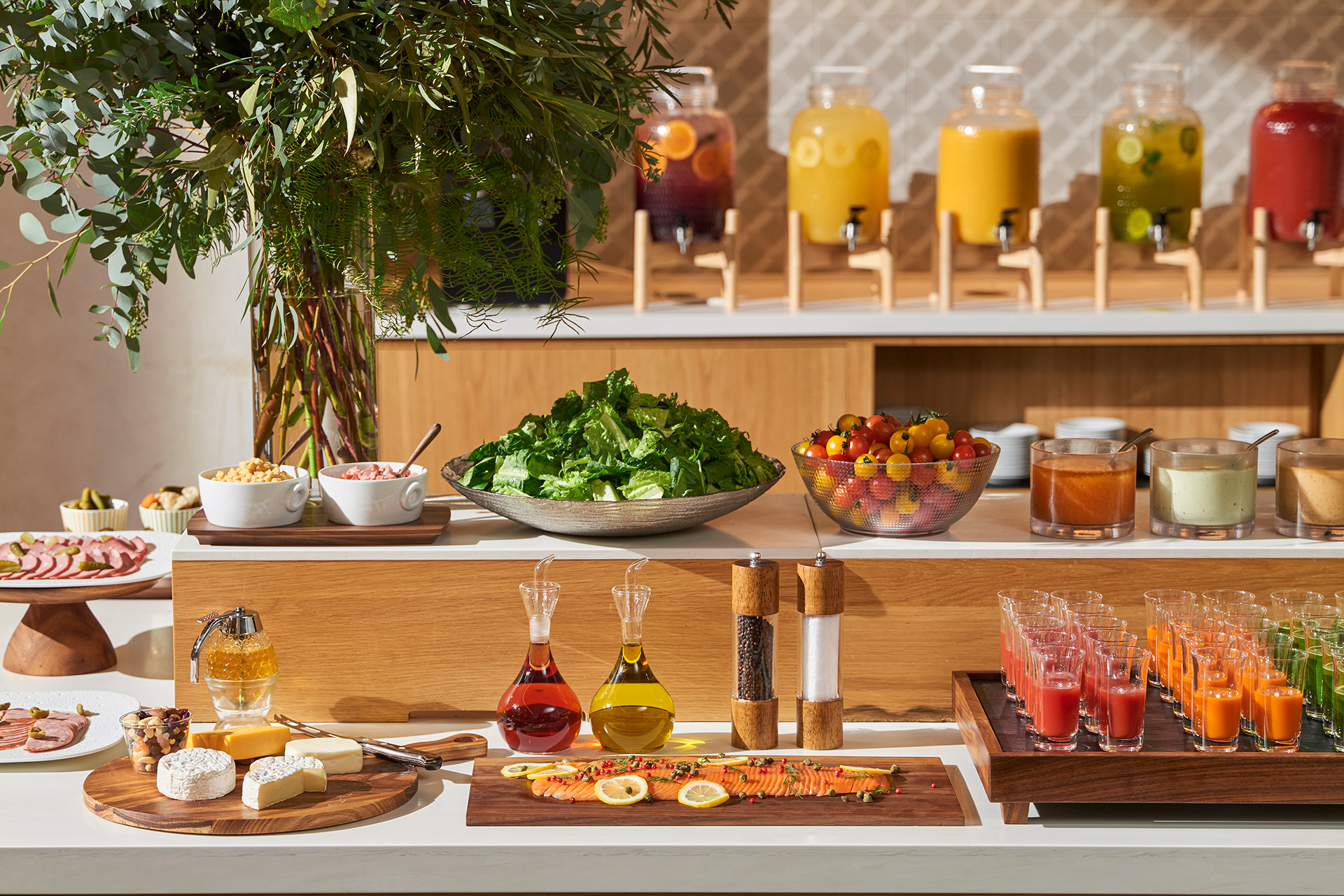 朝食ビュッフェのサラダコーナー