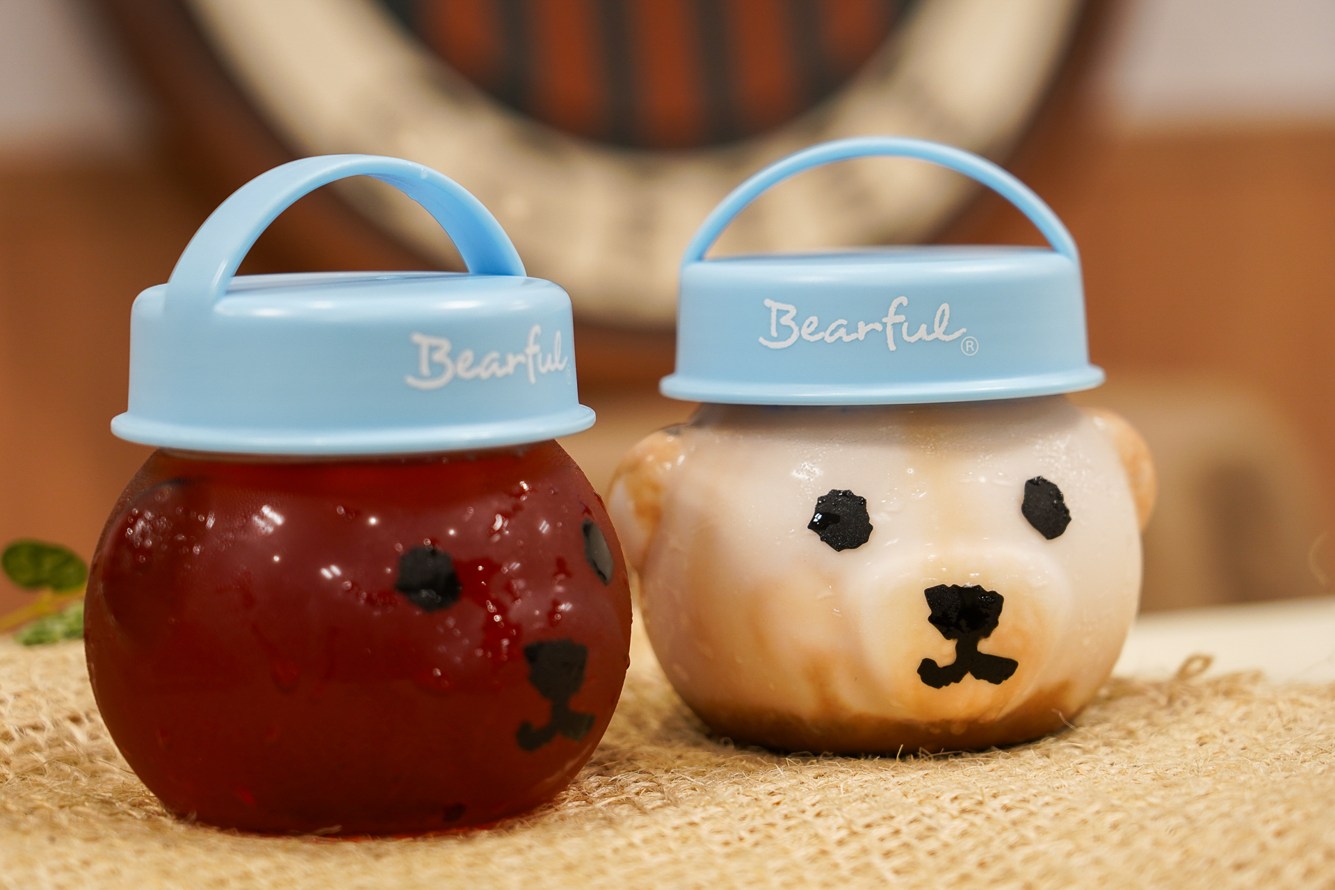 水出しアイスティー（左）とバニラアフォガートシェイク（右）