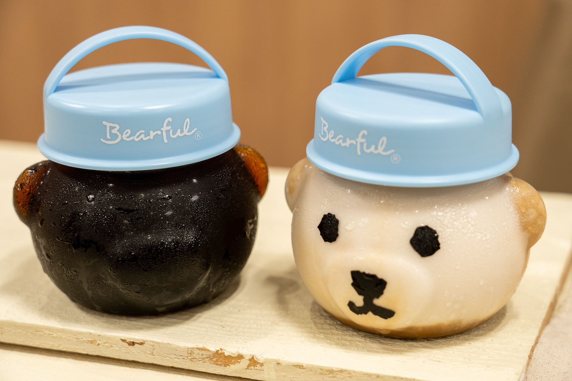 アイスコーヒー（左）とアイスカフェラテ（右）