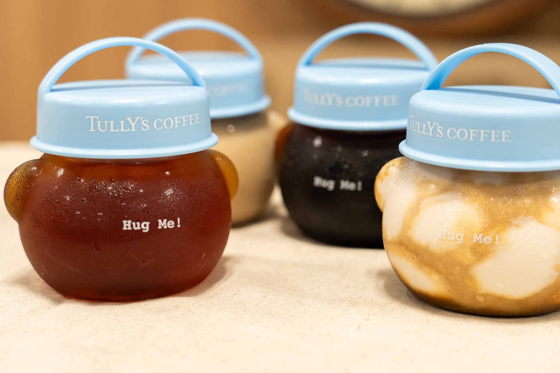 後ろには「Hug Me！」の文字