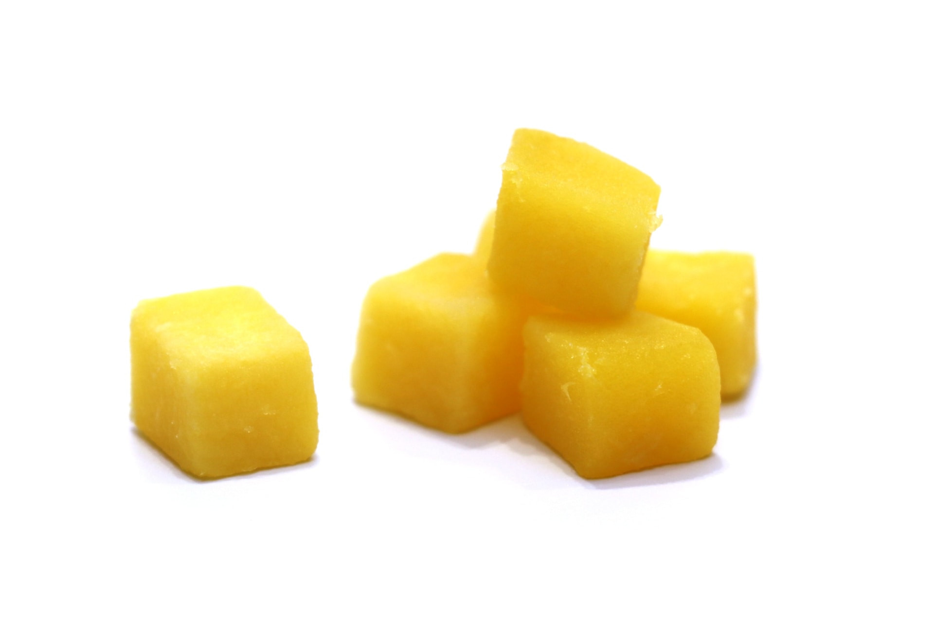 皮をむいて10mm角サイズにカット