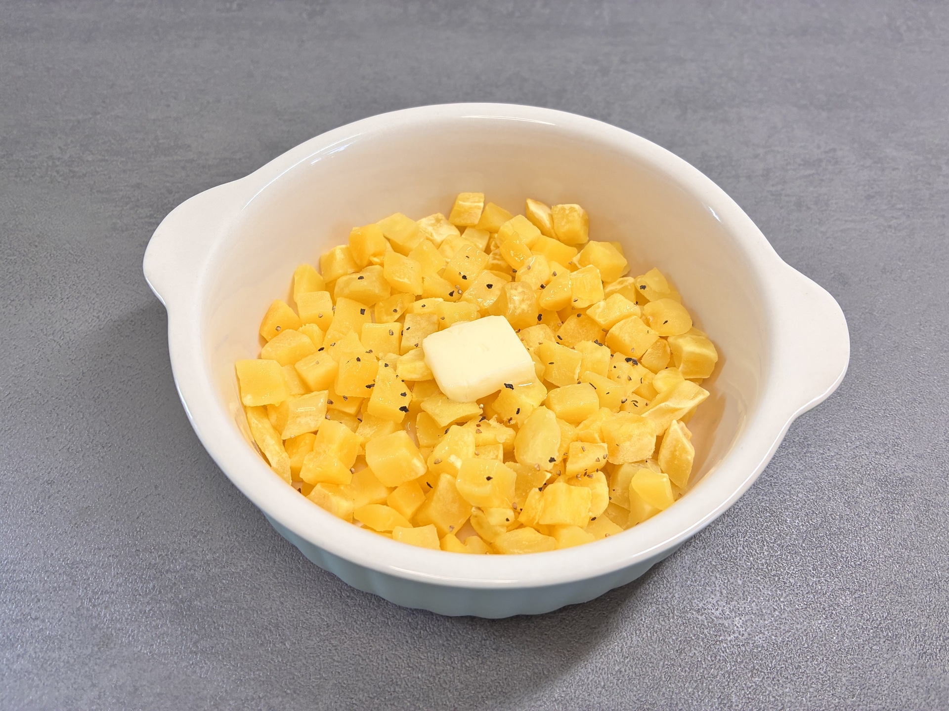 じゃがバターの調理イメージ。ポテトサラダと同じように温めたあとすりつぶさずに塩コショウ少々とバターを加えれば、じゃがバターの完成