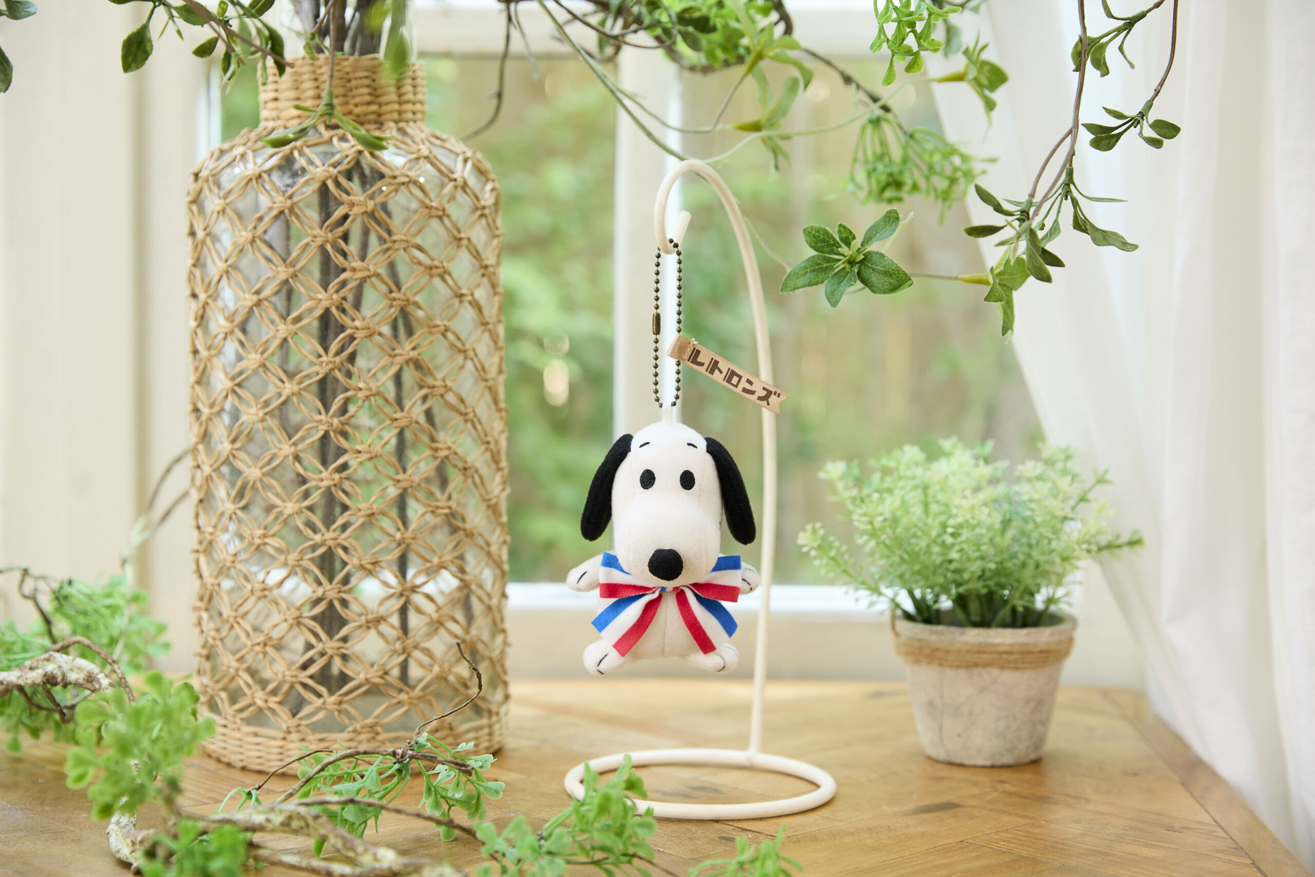 大きなリボンをつけたスヌーピーがかわいい