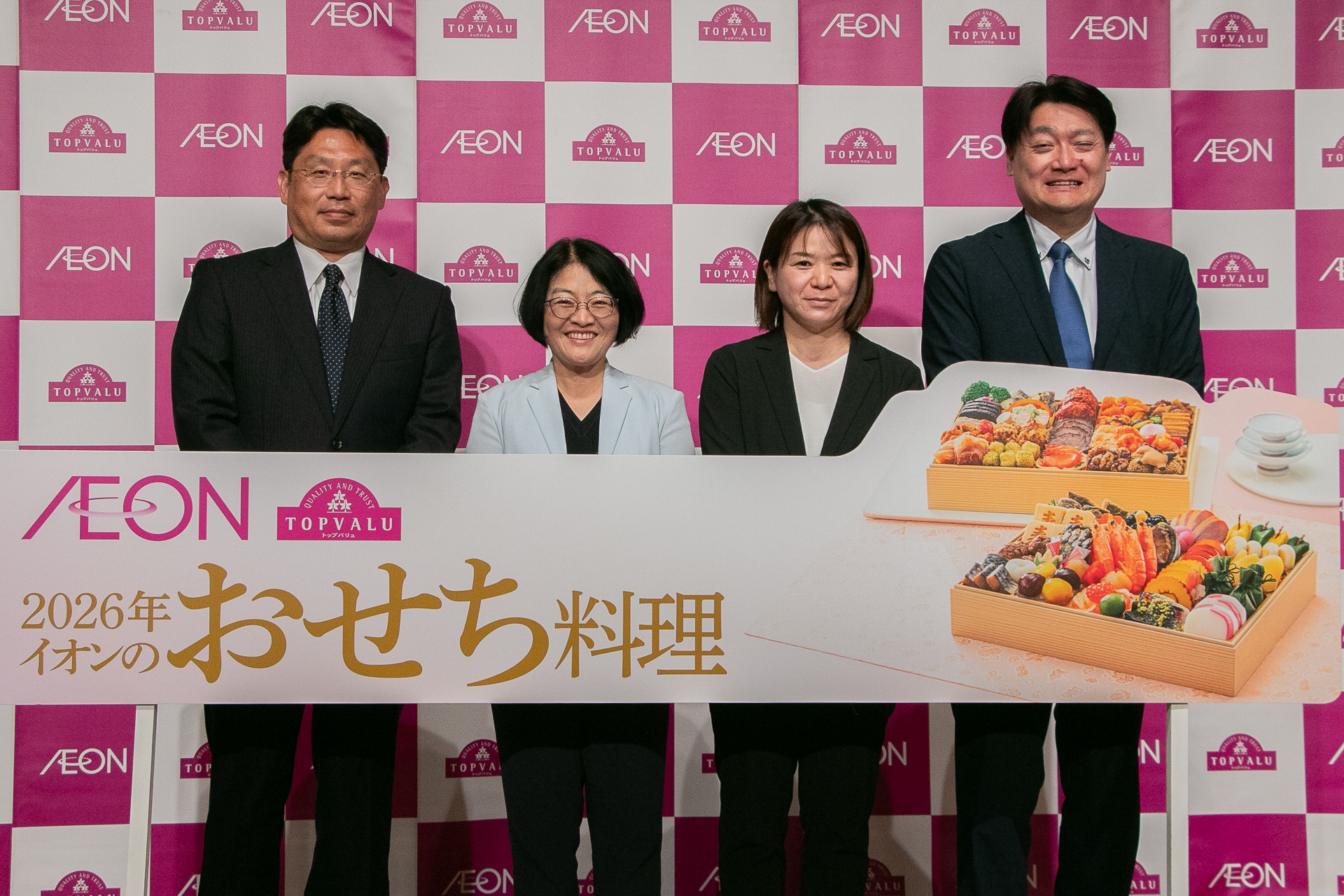 右からイオントップバリュ株式会社 取締役 商品開発本部長 髙橋幹夫氏、同社 商品開発本部 副本部長 池内基恵氏、イオン株式会社 取締役 執行役副社長 商品・物流担当 土谷美津子氏、イオンリテール株式会社 食品本部デリカ商品部 部長 金子聡氏