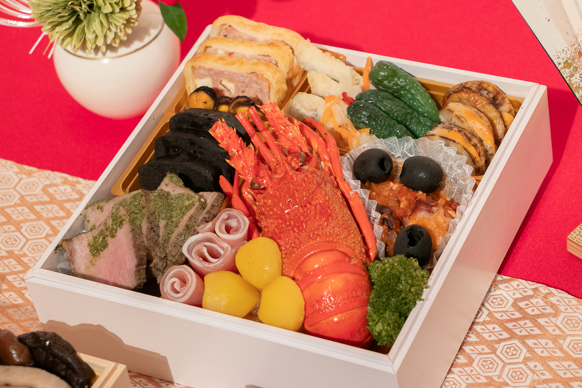 イタリアンの日髙氏が担当した「洋の重」は、酸味のコントロールを工夫したというエスカベッシュや、タコのアラビアータなどが盛り付けられている