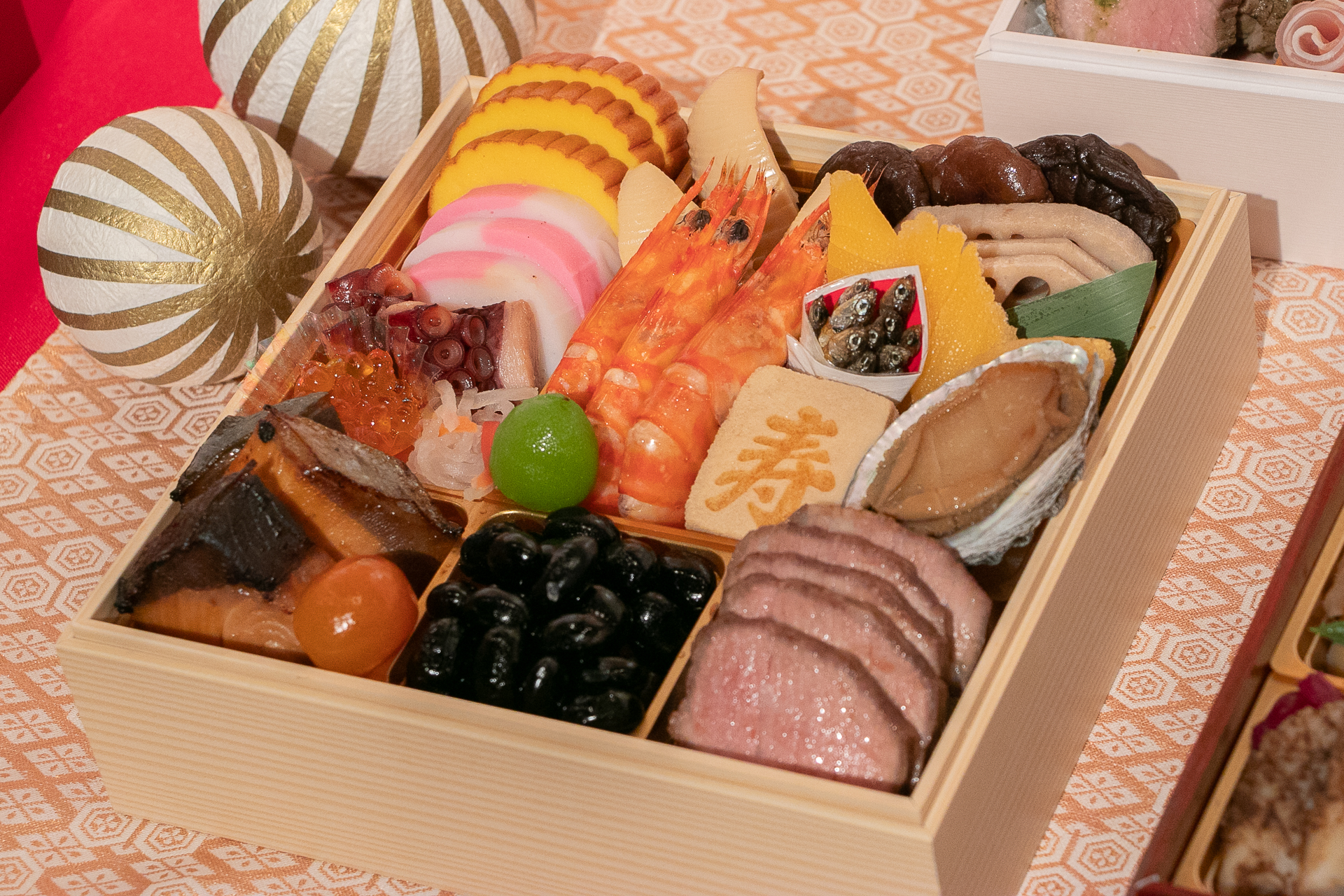 橋本氏が「あえて直球勝負」と語る「和の重」は車海老や数の子、黒豆煮などが入っている