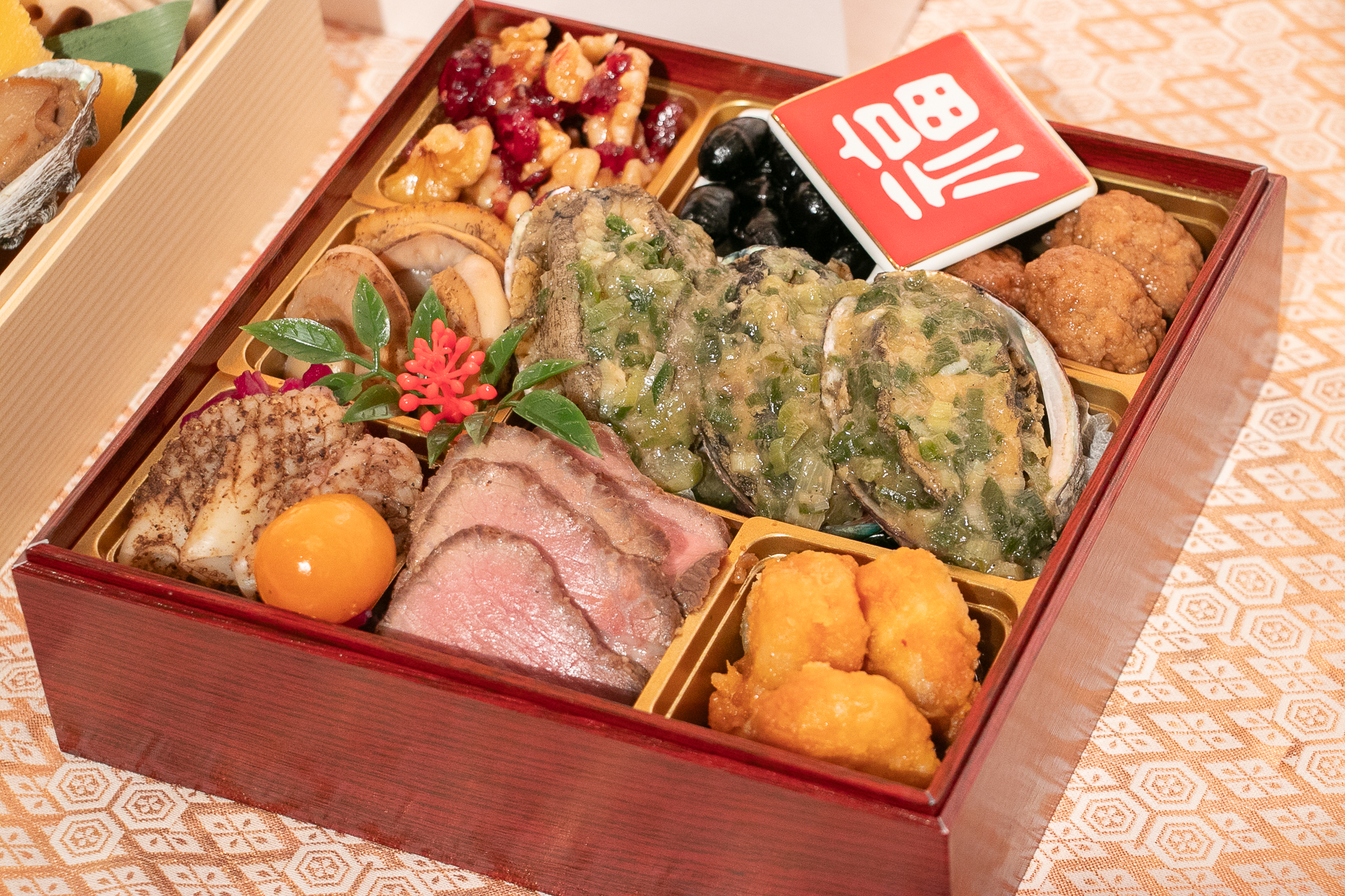 中華の田村氏が担当した「中華の重」は、冷めてもおいしく楽しめるよう工夫したあわびやエビチリなどが重を彩っている