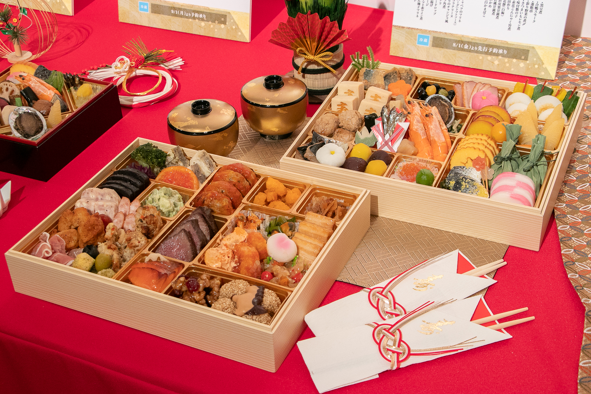 バランスがよく家族みんなで楽しめる和洋中特大二段重「饗宴」（2万1384円）