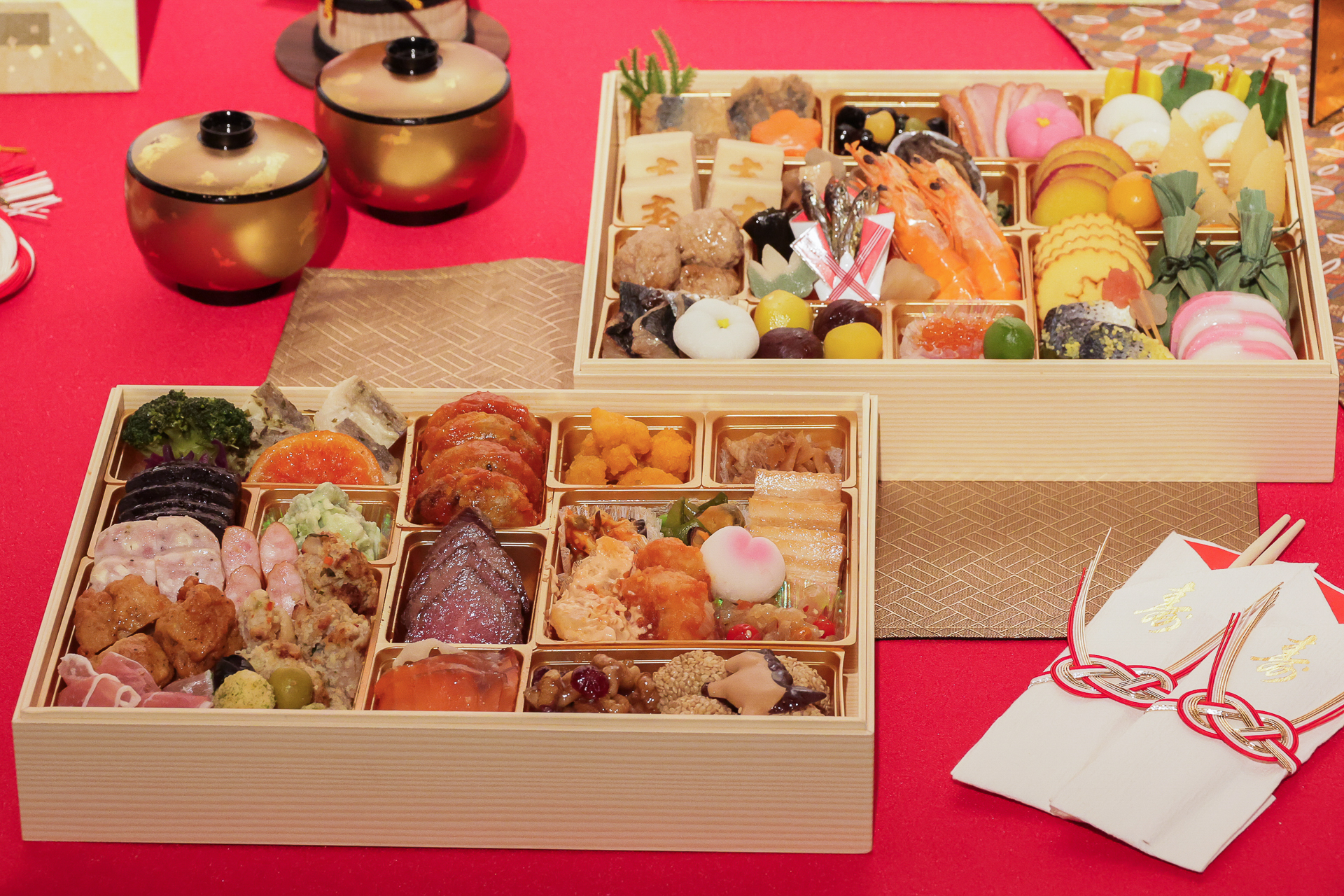 01. 和洋中特大二段重「饗宴」（4～5人前・2万1384円・8月1日～）