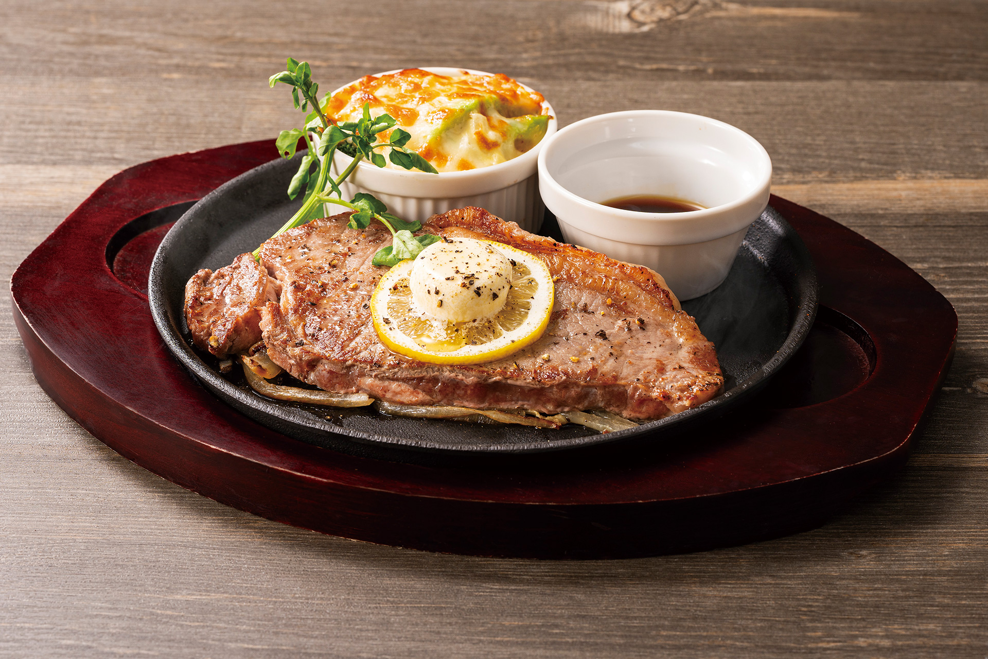 サーロインステーキ レモン&バター醤油 アボカドグラタン添え（3124円）