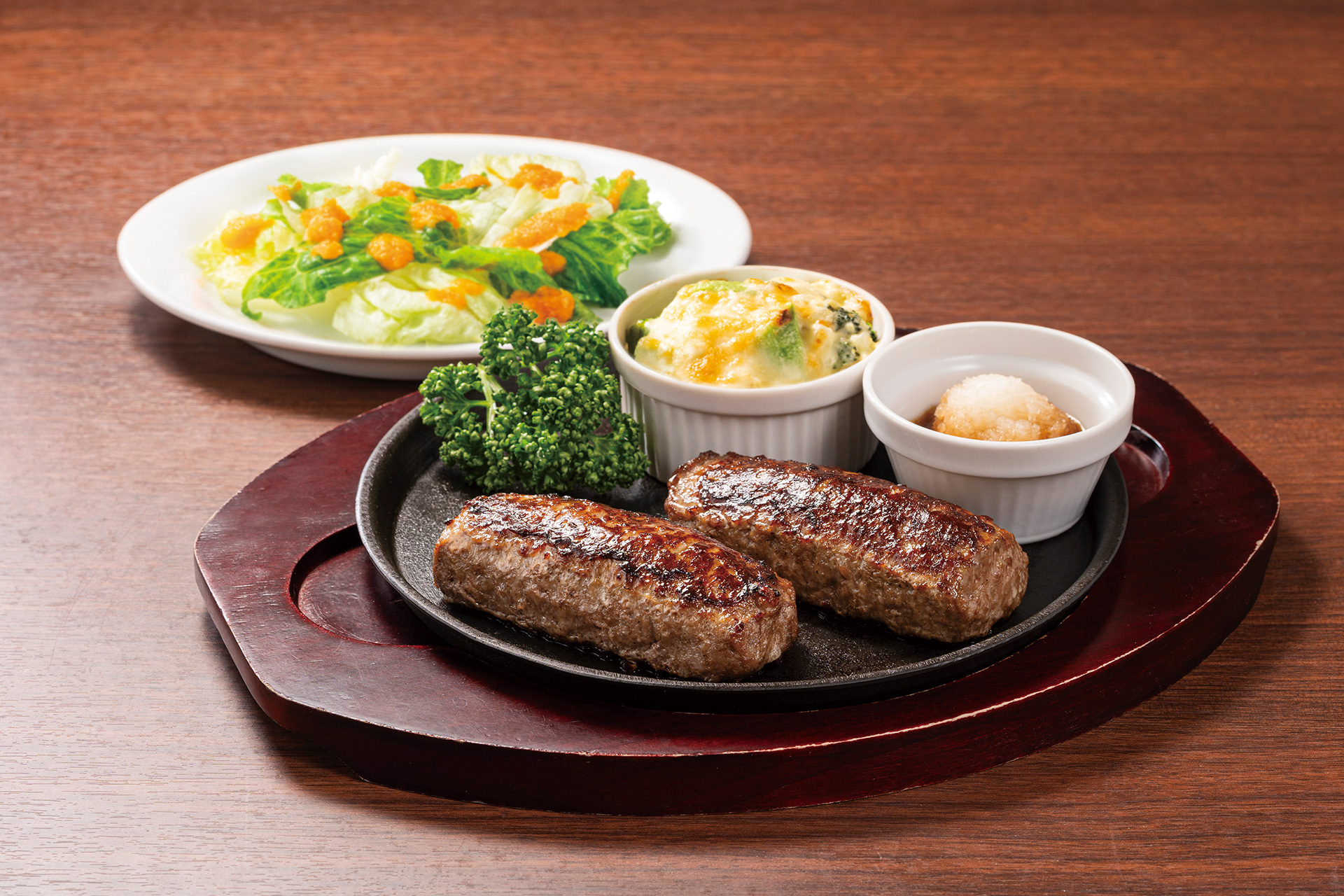 BEEF ハンバーグステーキ アボカドグラタン添え（1782円）