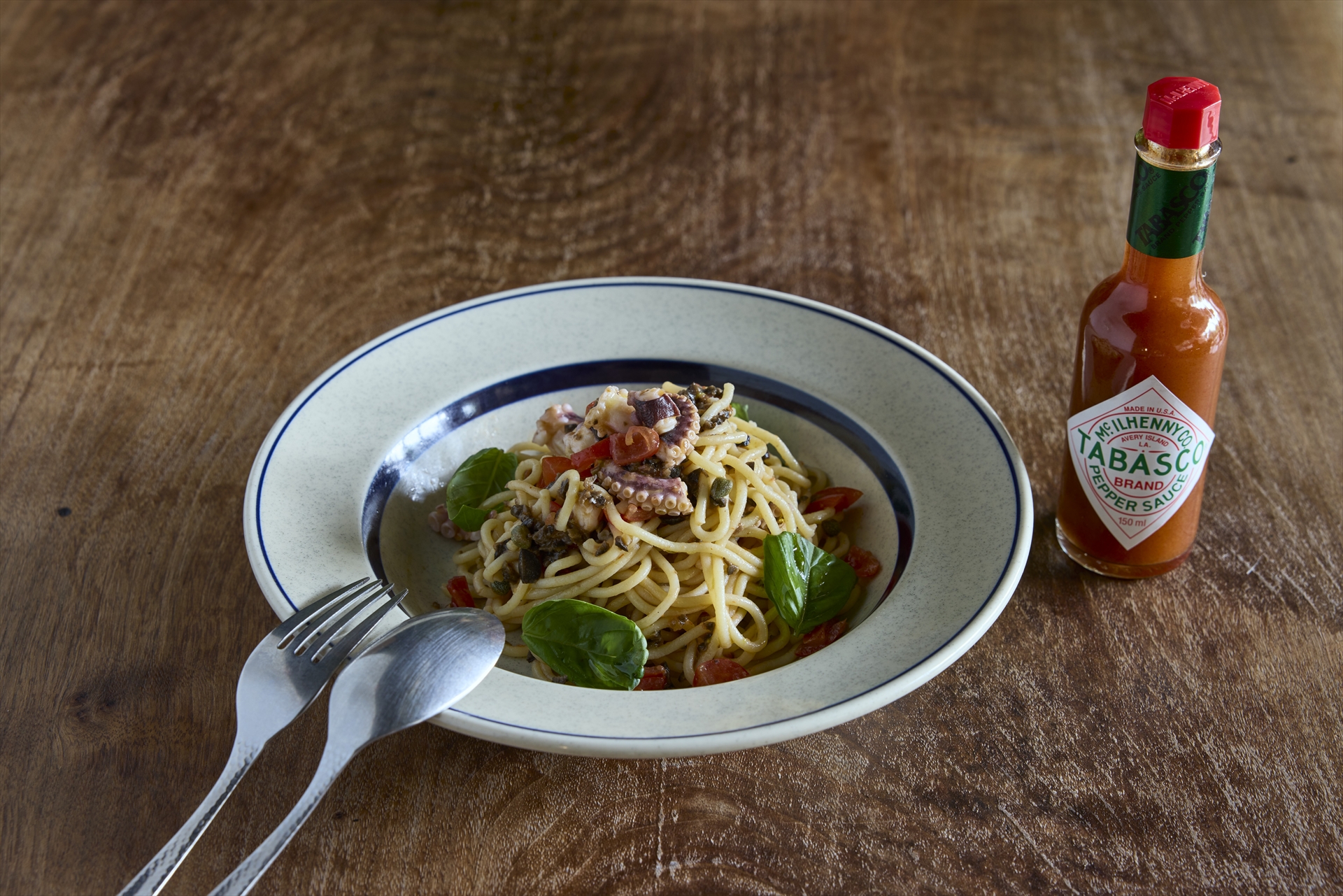 イイタコの冷製プッタネスカ×TABASCOオリジナルレッドペパーソース（1848円）