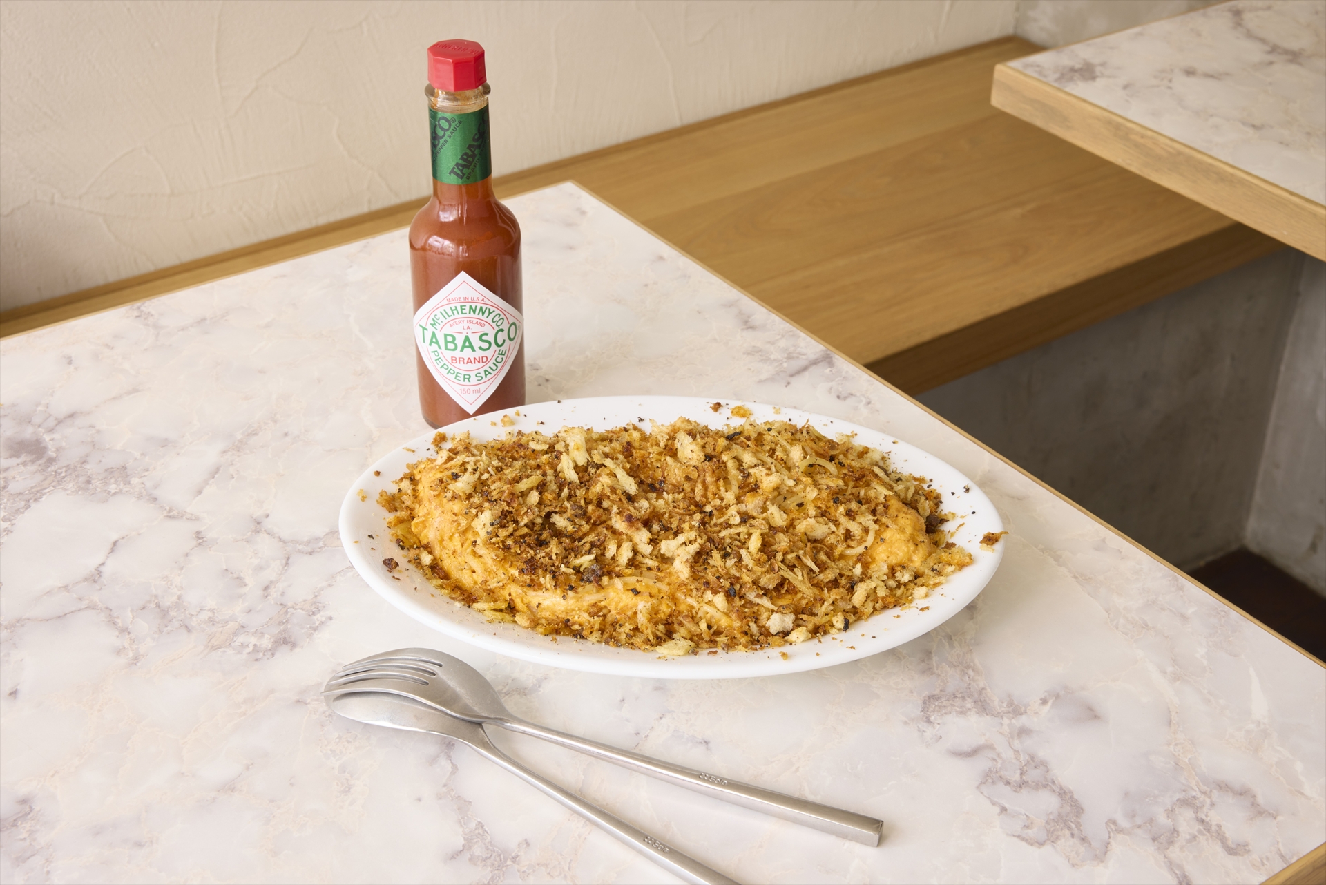 濃厚たまごとスパイシーパン粉のパスタ×TABASCOオリジナルレッドペパーソース（1850円）