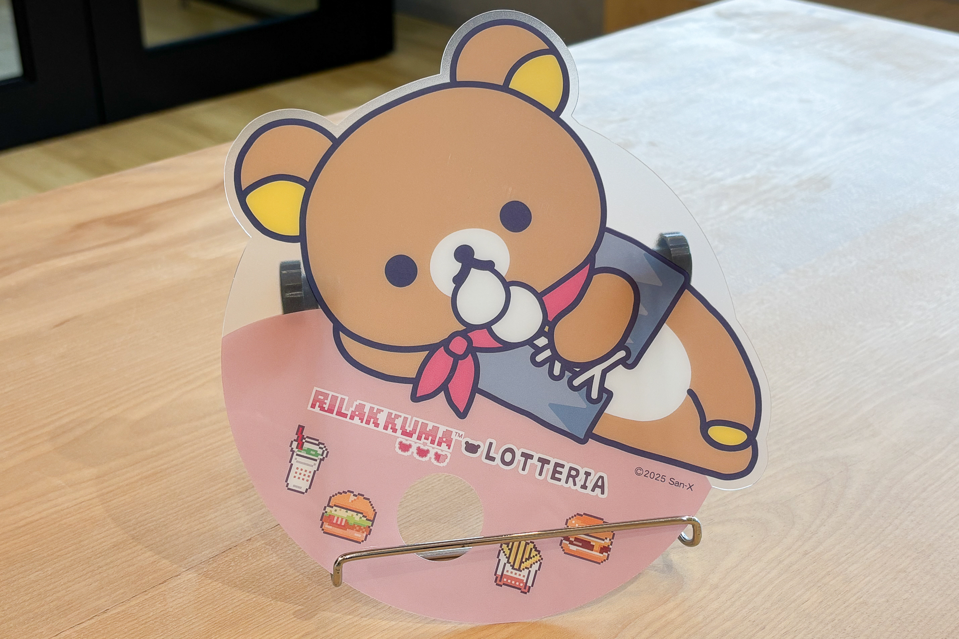 「リラックマ丸型うちわ」約19.7×20cm（幅×高さ）