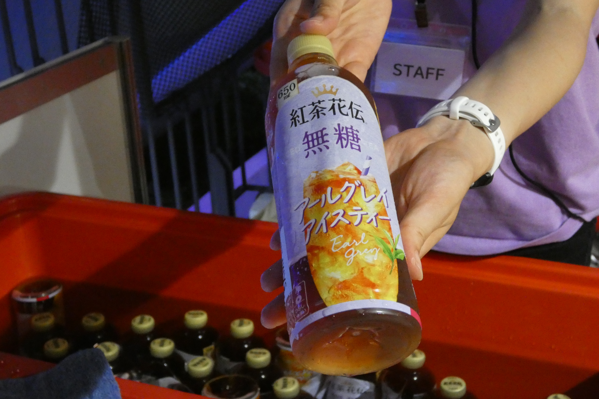 冷たい「紅茶花伝 無糖 アールグレイアイスティー」がプレゼントされる