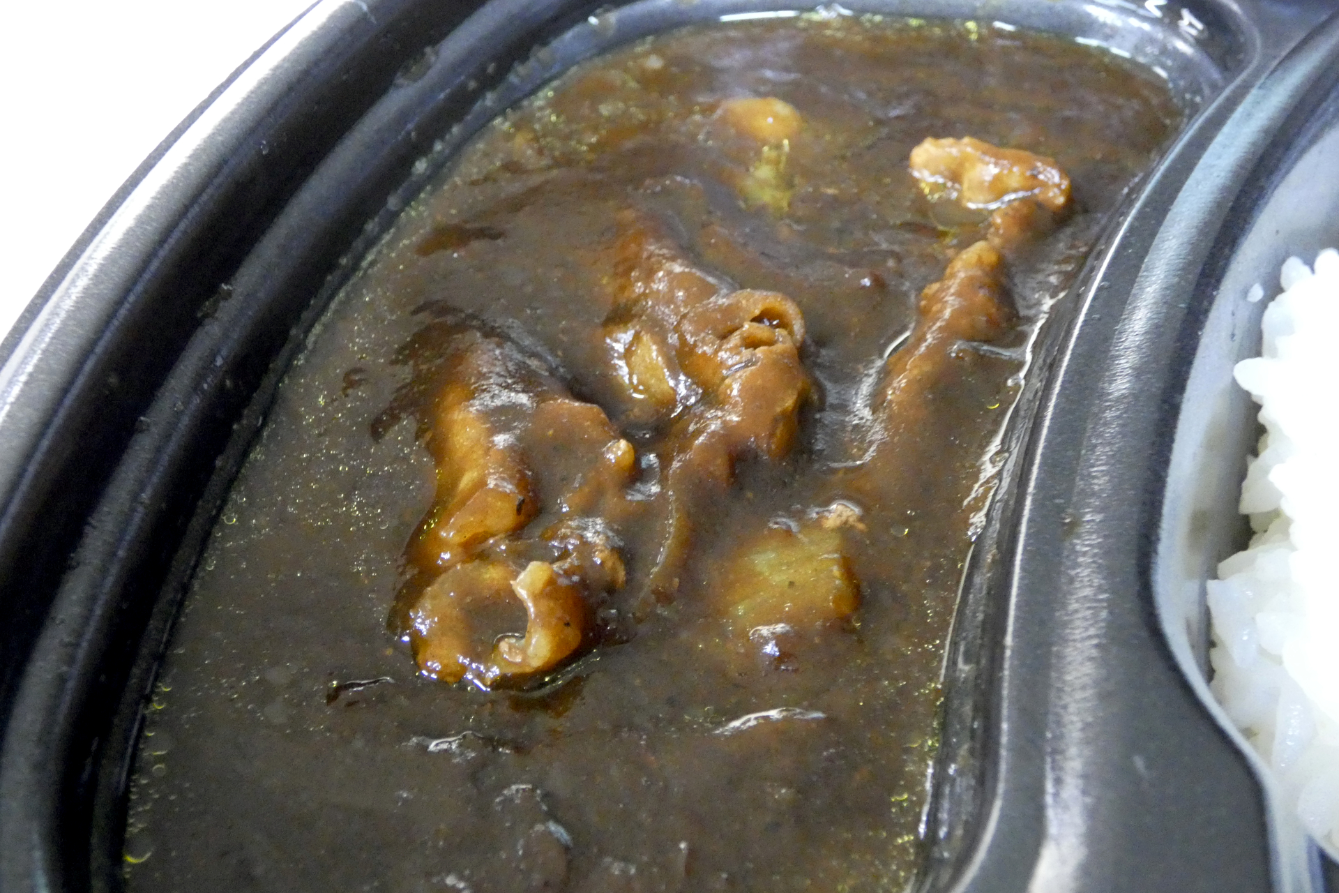 通常のカレーよりも黒い色合い