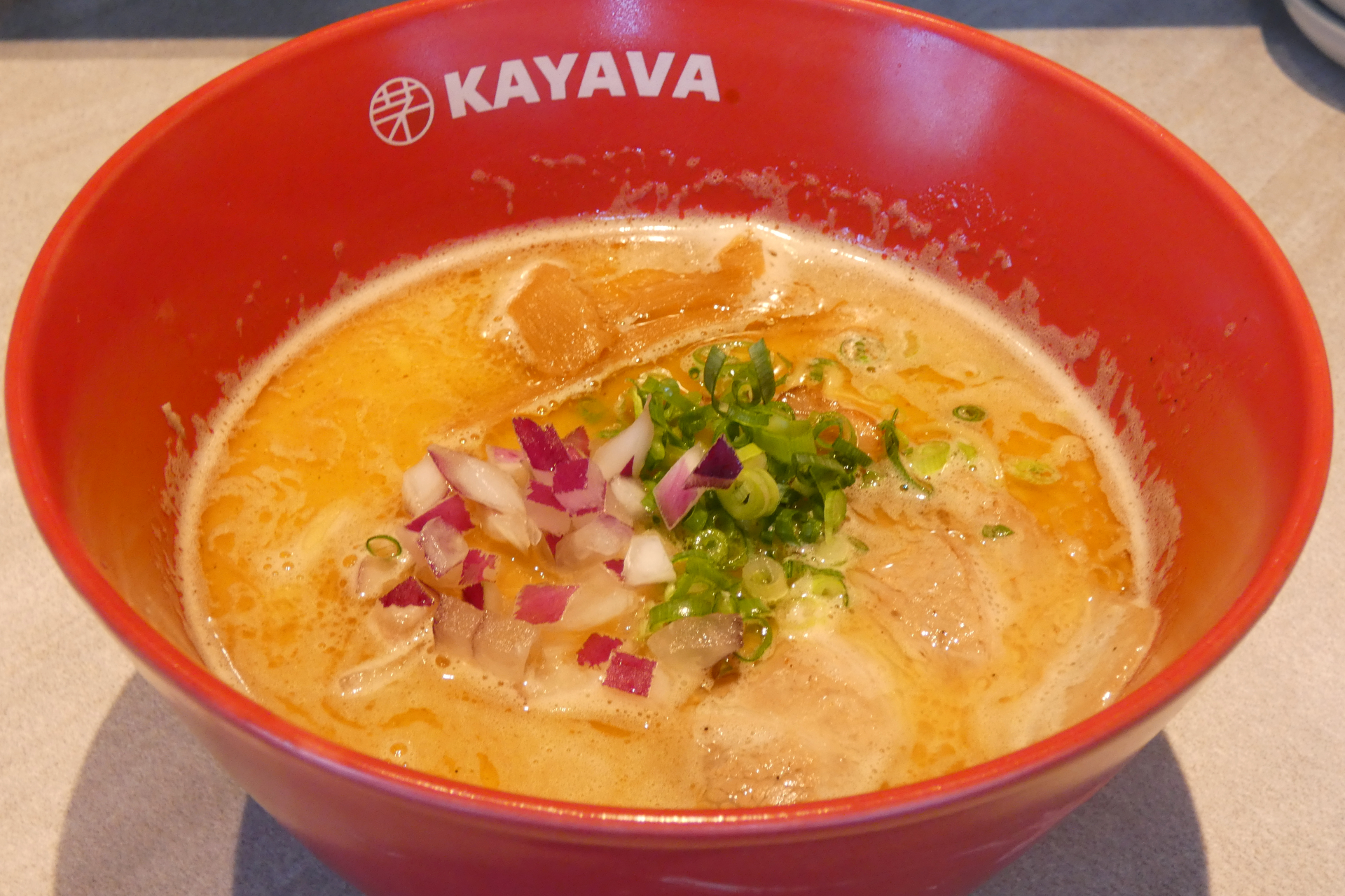 KAYAVA.総本店の鶏白湯醤油ラーメン（1000円）