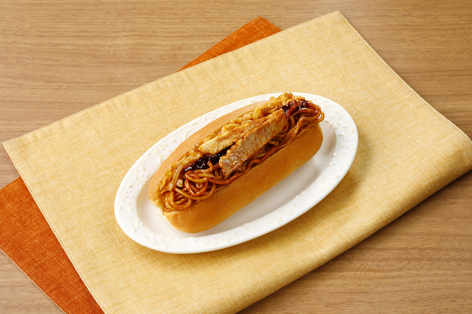 「激辛ペヤング味焼そばロール」（289円）