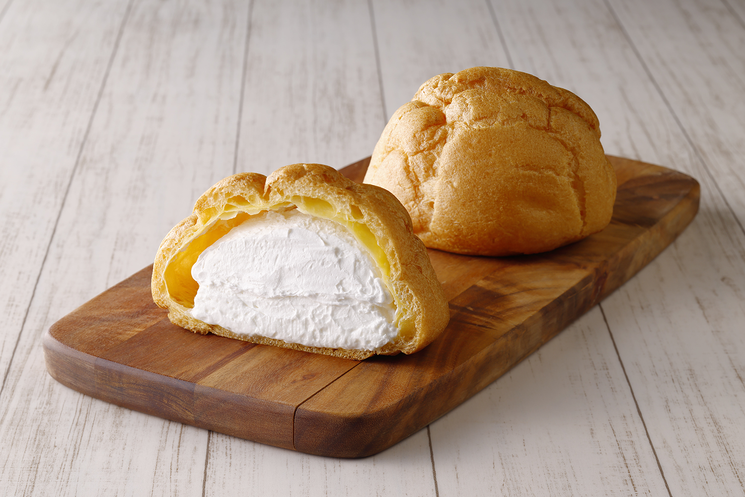 「でっかいシュー（信州八ヶ岳産牛乳のクリーム＆ホイップ）」（298円）