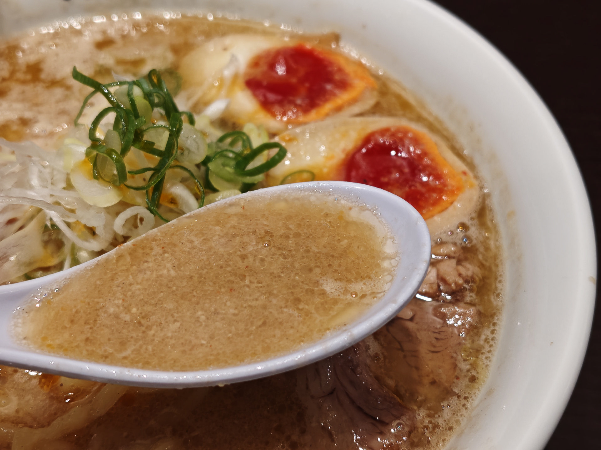 スープは白味噌ベースでにんにくとショウガがきいている