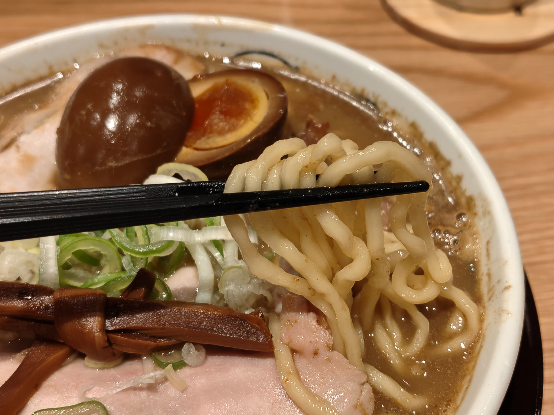 内麦と外麦を独自に配合した特注の中太麺