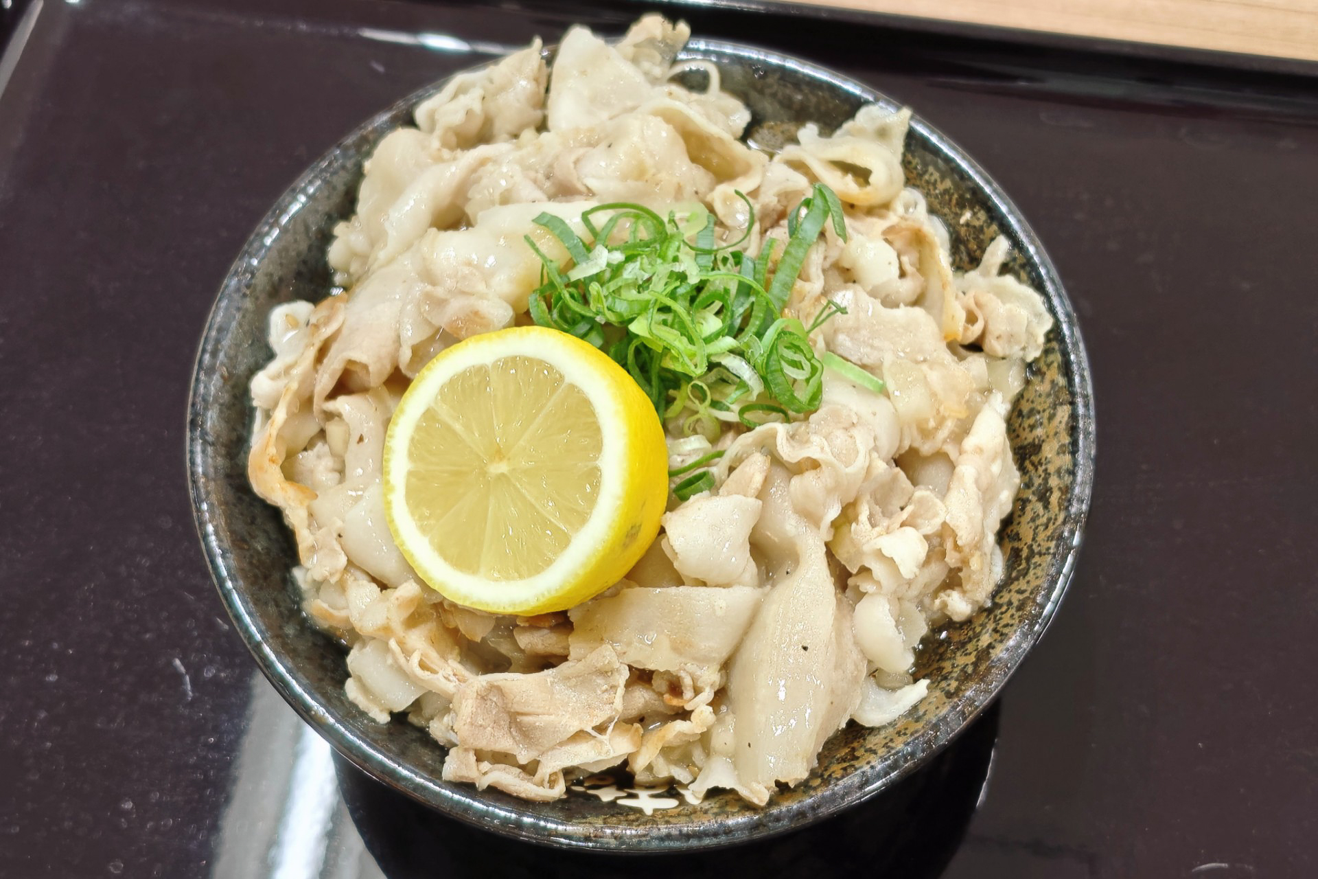 焼き塩豚カルビの半割レモンぶっかけ