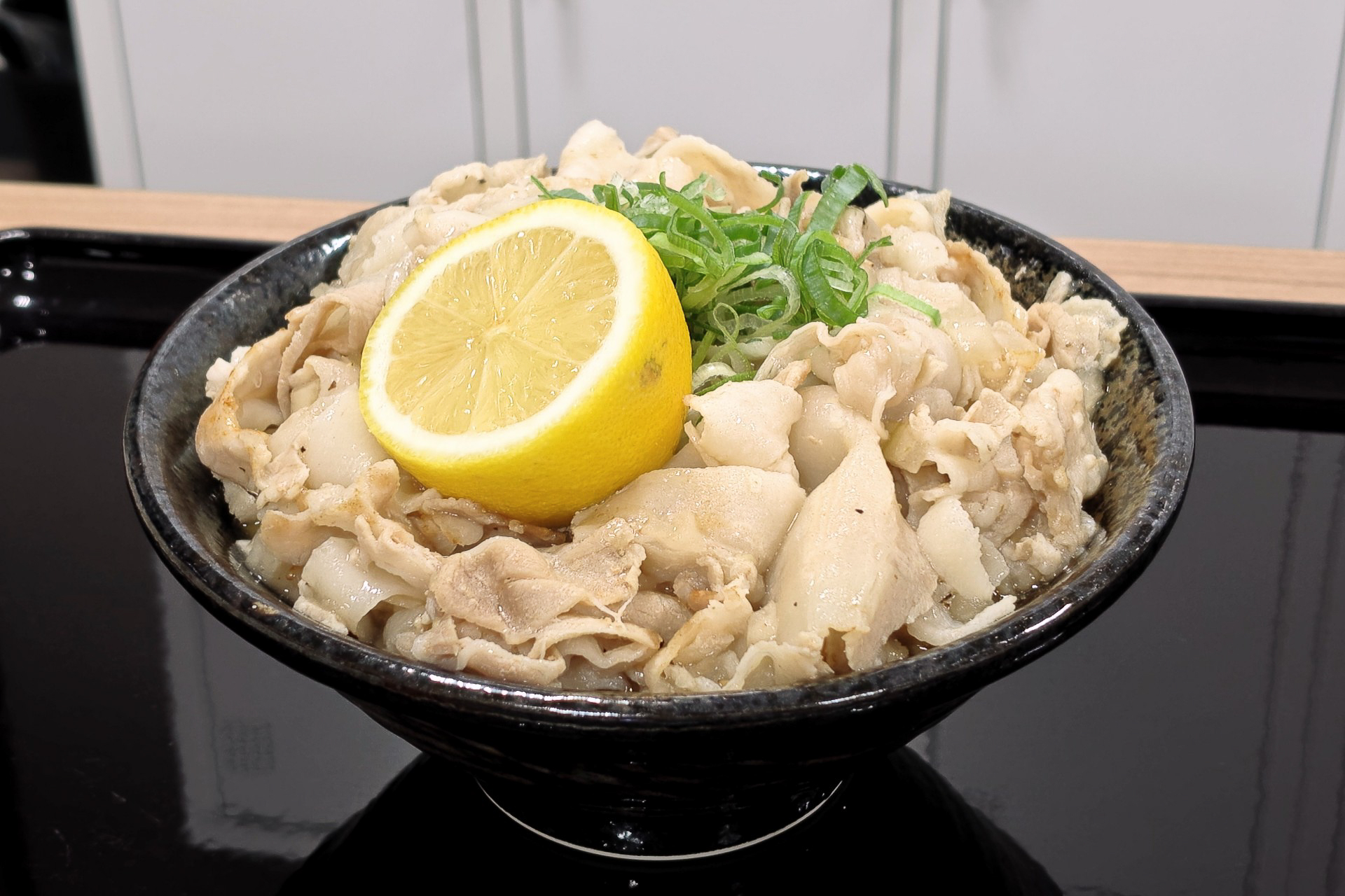 1/2カットの大きなレモンが付いてくるので、たっぷりと絞れる