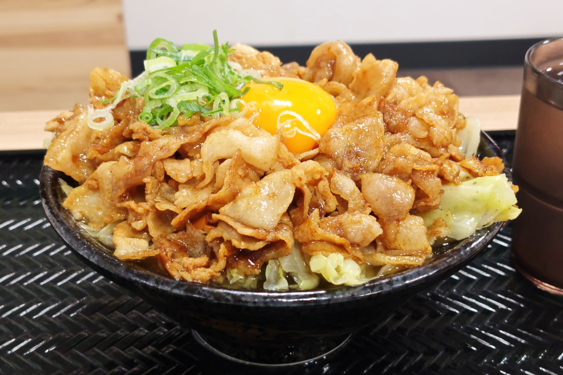 横から見てもあふれんばかりのボリューム