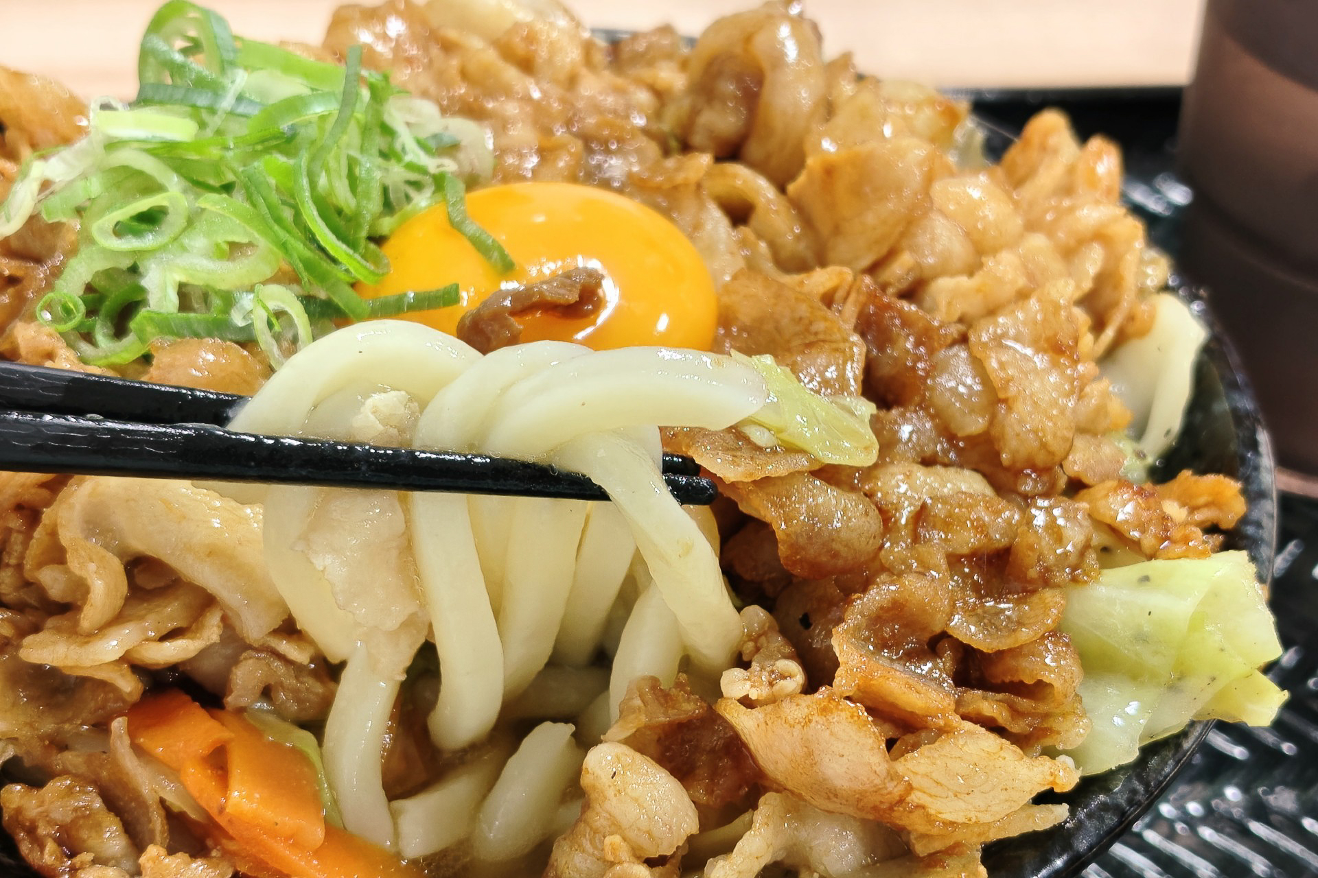 だしはかけうどんと共通。ガツンとした肉野菜炒めの旨味が溶け込んで味わいが変化していく