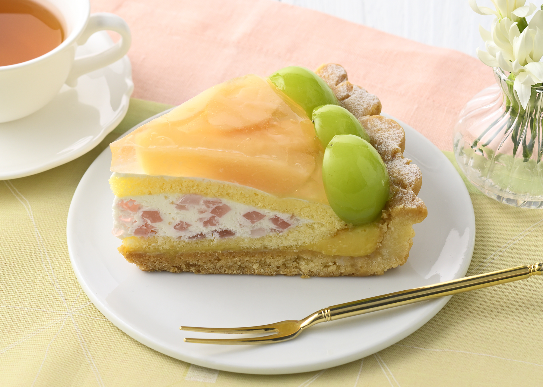 シャインマスカットと白桃のタルト