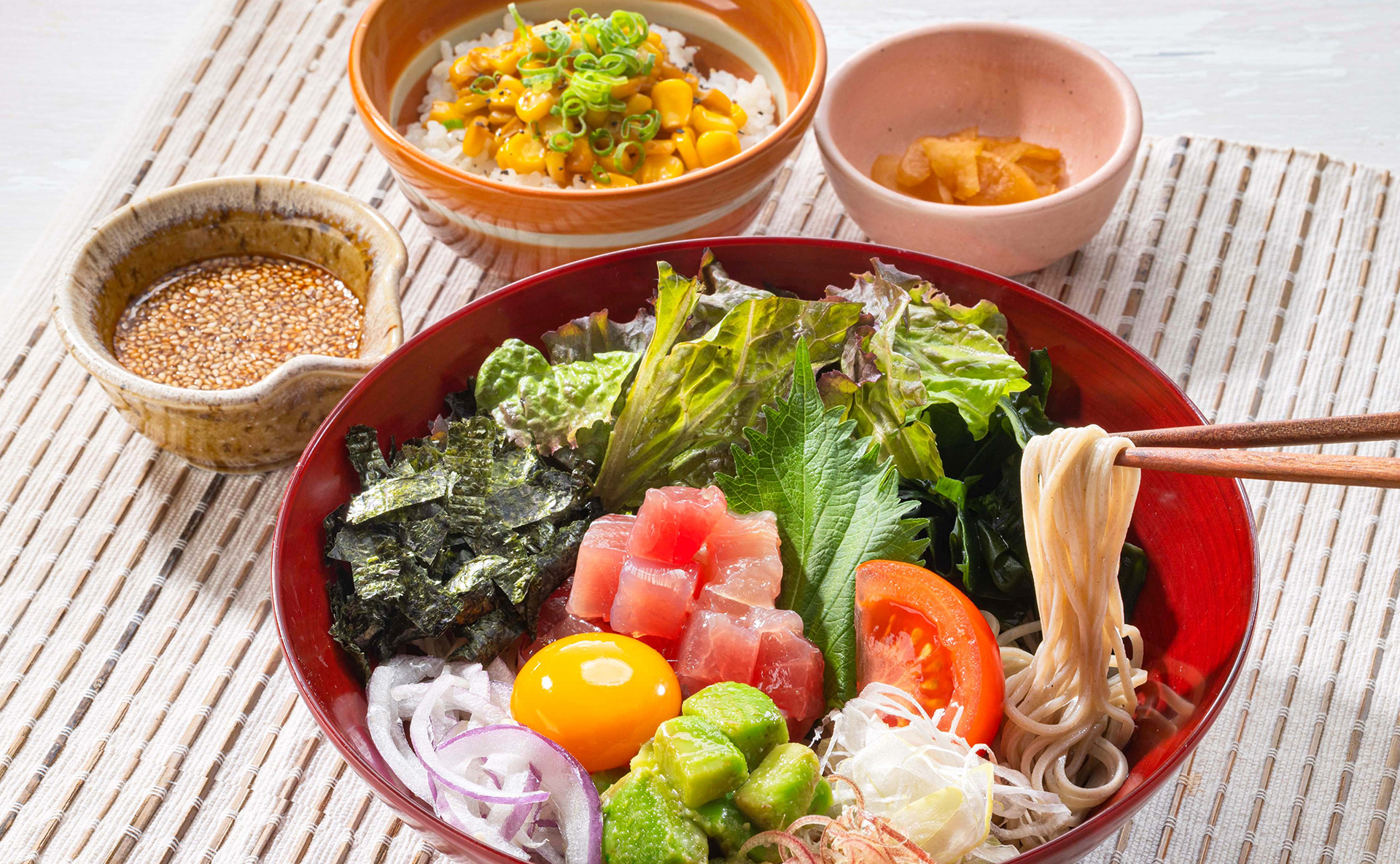 ピリ辛ポキサラダ蕎麦とバター醤油のもろこしご飯