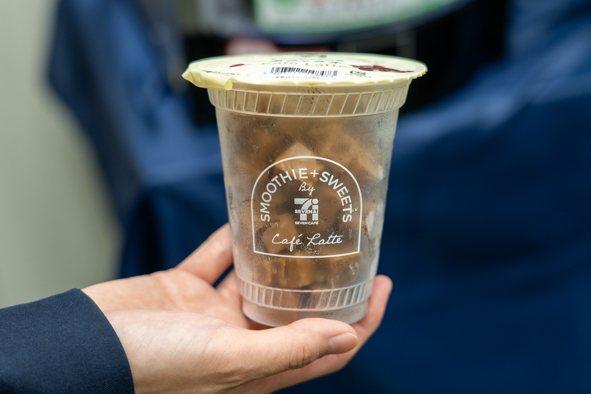 店舗の冷凍ケースにあるセブンカフェスムージーをレジで購入