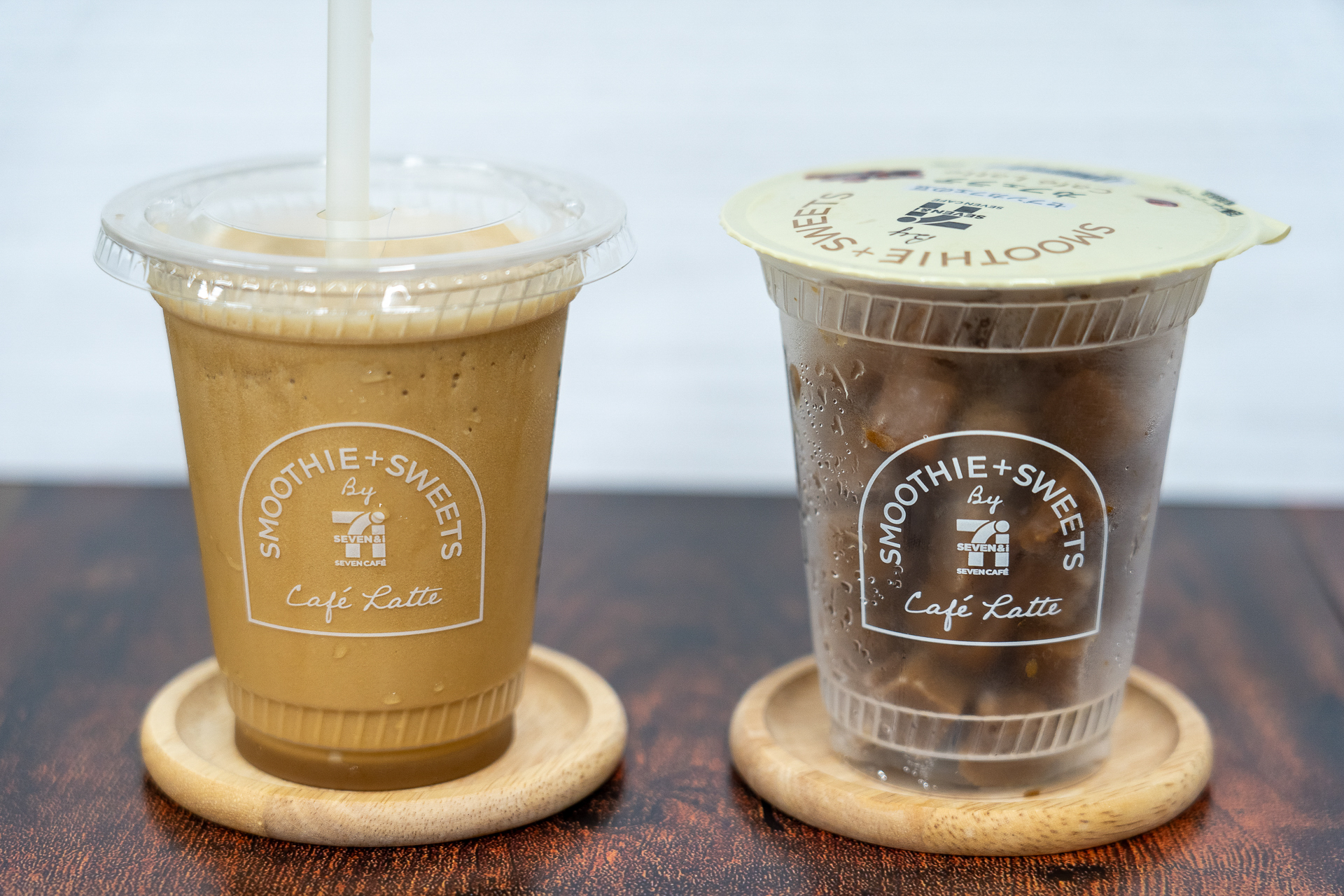 できあがったカフェラテスムージー（左）