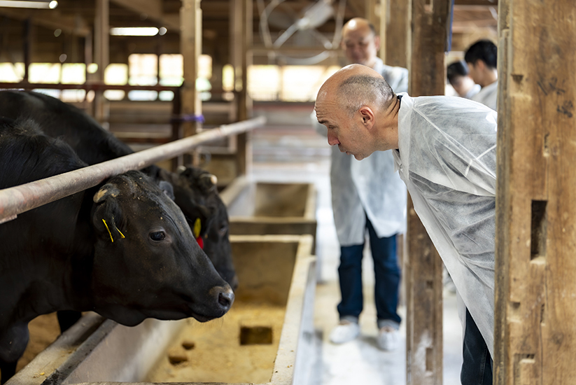 京丹波町で生産者とともに食材を確かめるローラン・プルセル氏