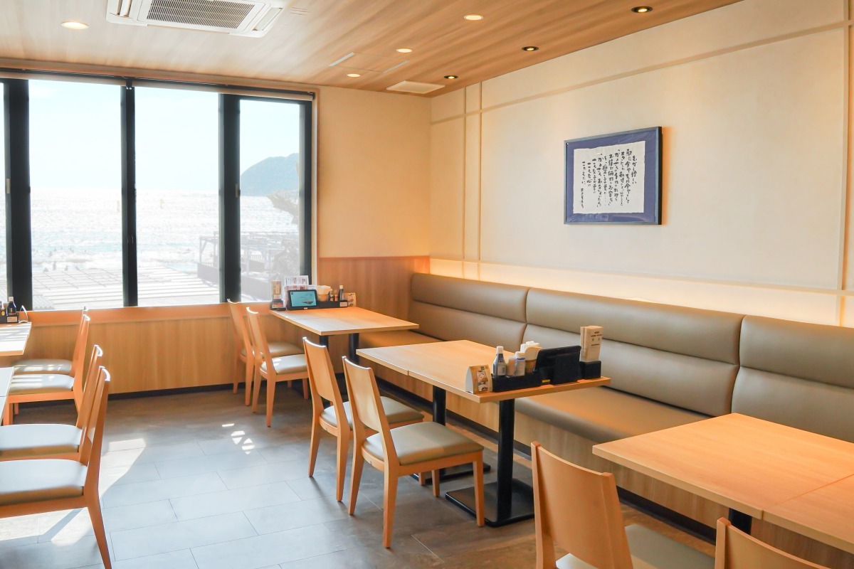 「大戸屋ごはん処 逗子店」の店内。大きな窓から海が見える