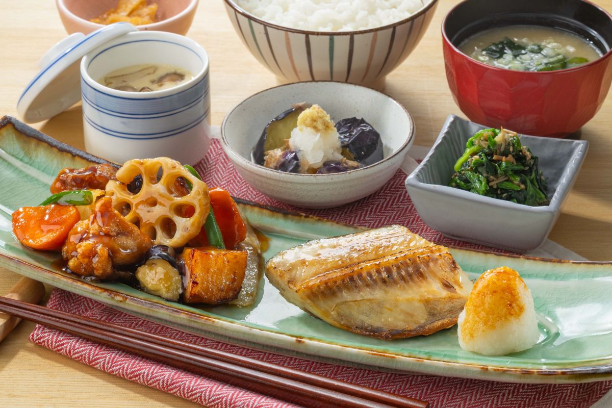 選べる二種盛り御膳（1980円）