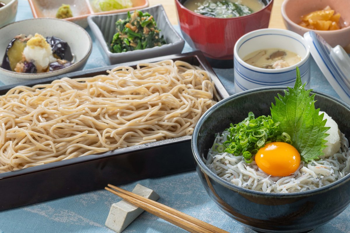 釜揚げ湘南しらす丼と蕎麦セット（1980円）