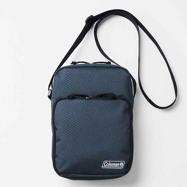 コールマン、じゃばらポケットがガバッと開いて中身が見やすい