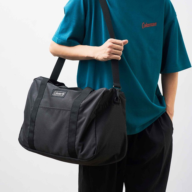 コールマン、じゃばらポケットがガバッと開いて中身が見やすい