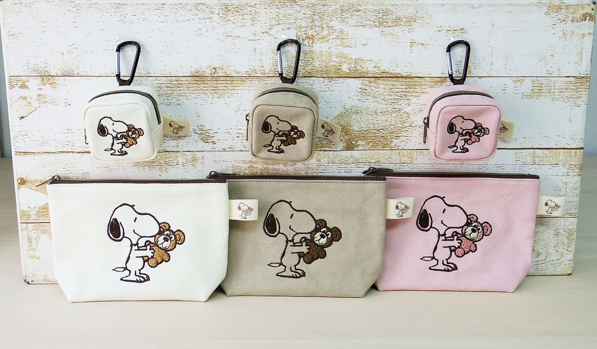 「カラビナミニポーチ」（各1760円）、「化粧ポーチ」（各2420円）