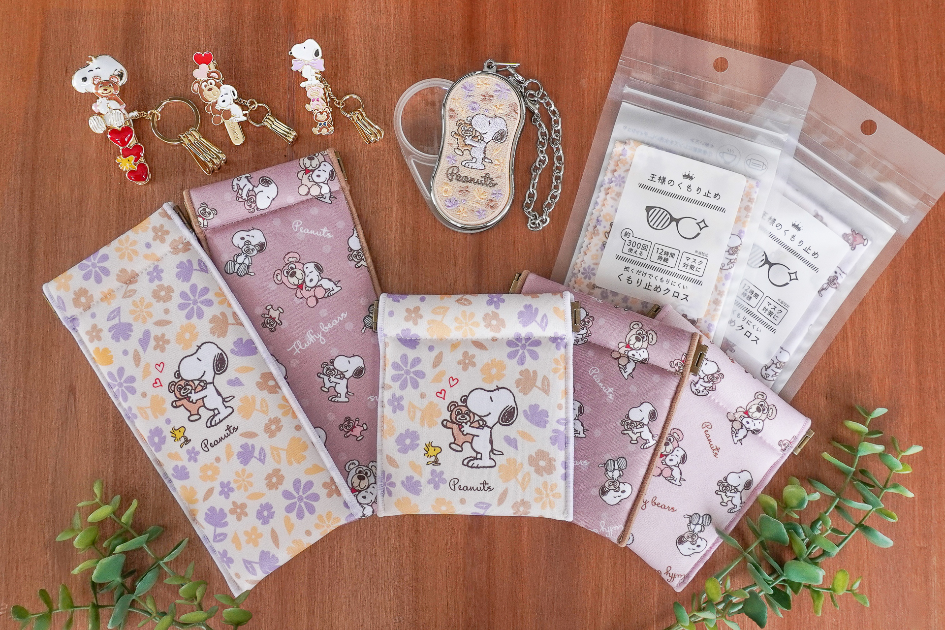 「バッグキークリップ」（3740円）、「バッグミニキークリップ」（各1980円）、「ライト付き刺繡ルーペ」（4180円）、「王様の曇り止め」（各1980円）、「スリムキャンディーポーチ」（各1980円）、「キャンディーポーチ」（各1650円）